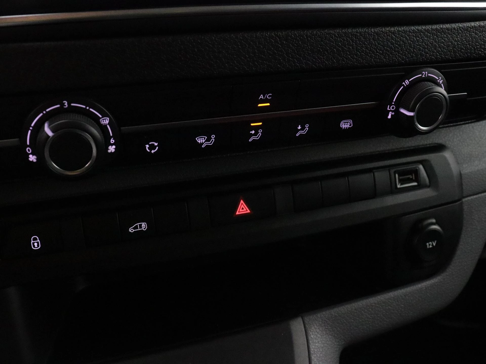 Opel-Vivaro-image-12