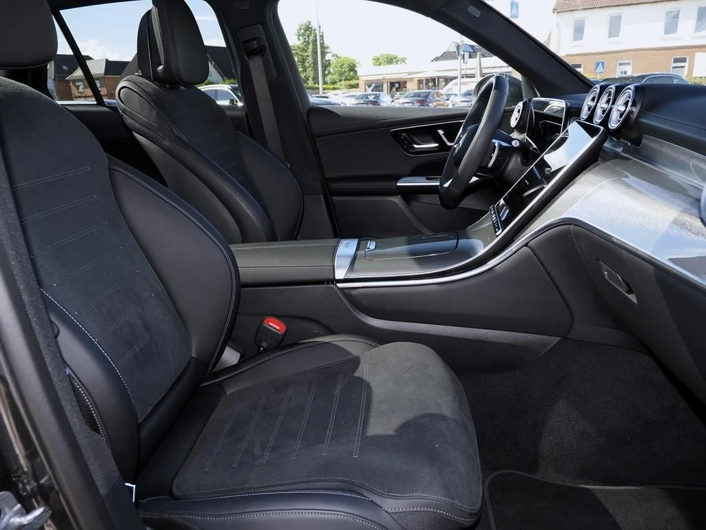 Mercedes-Benz-GLC 300 d-image-11