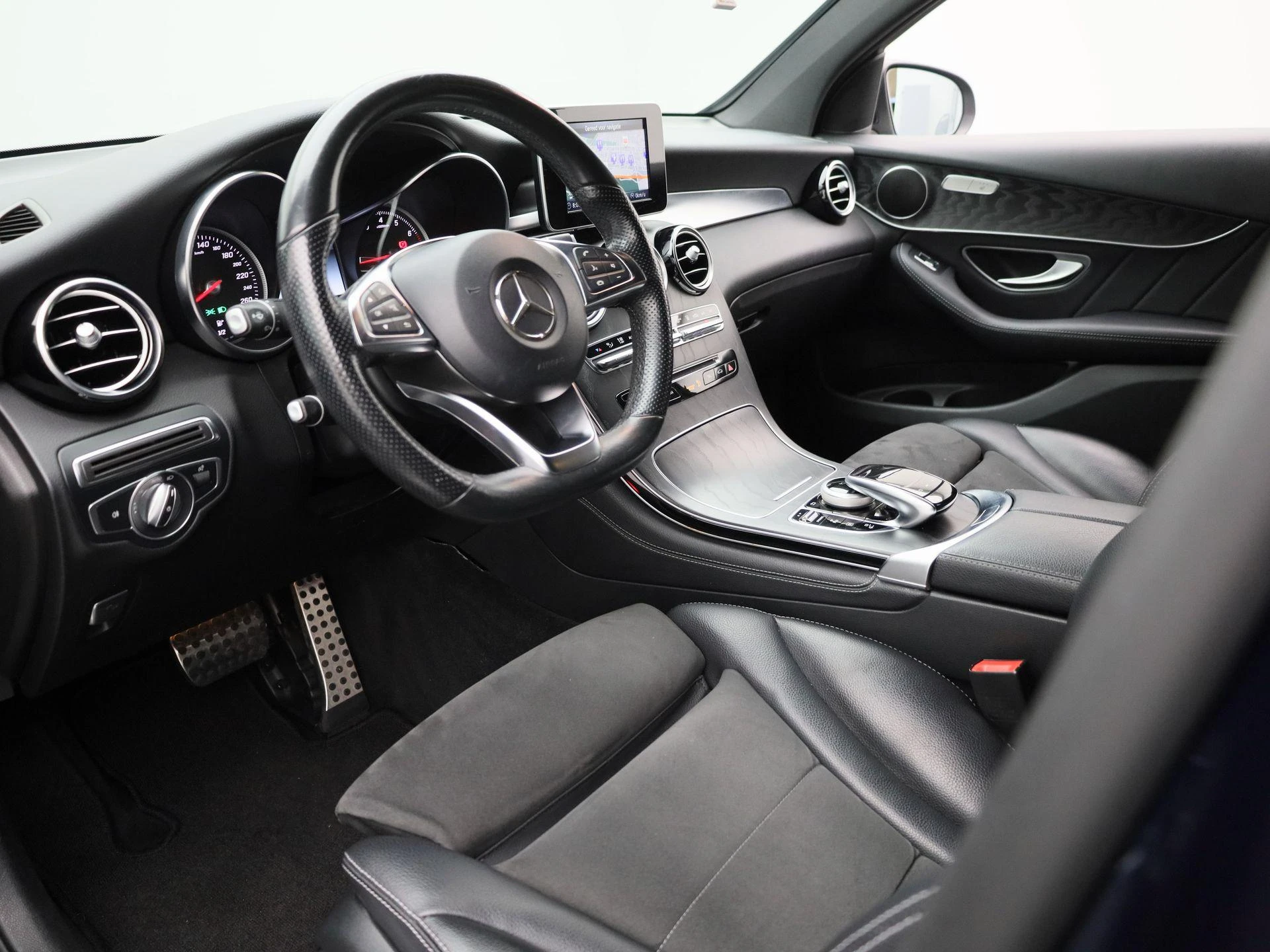 Mercedes-Benz-GLC-image-16