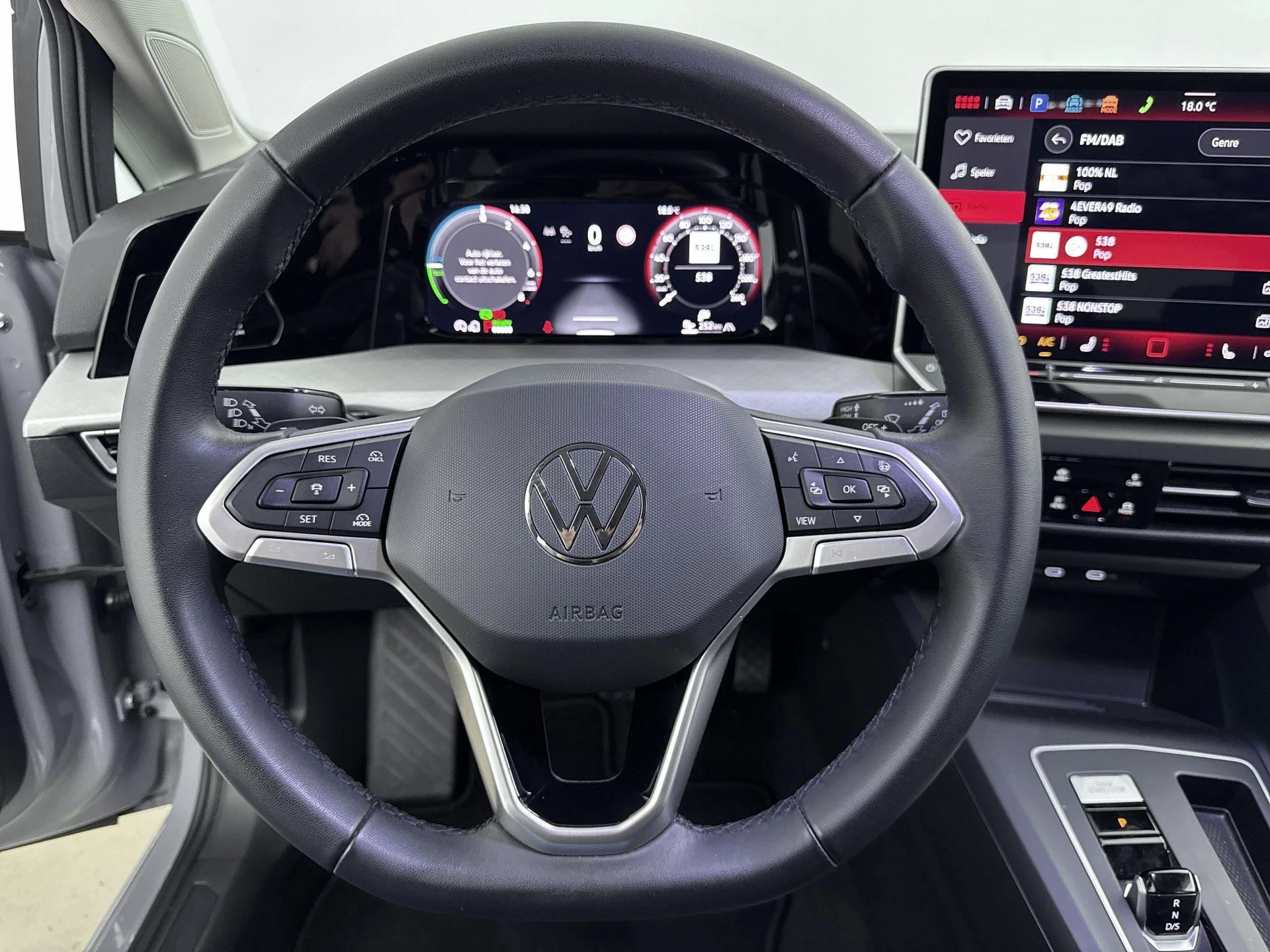 Volkswagen-Golf-image-12