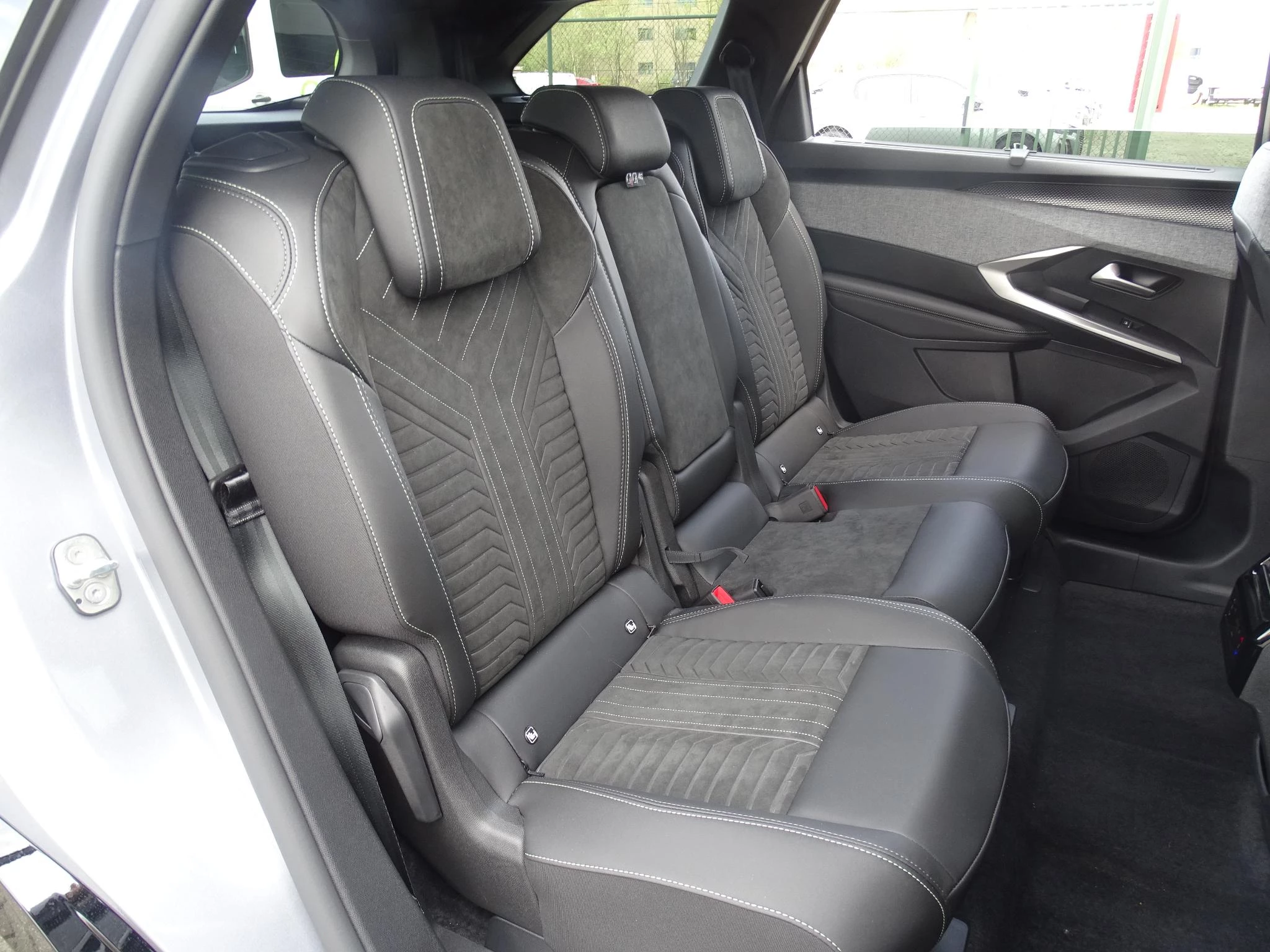 Peugeot-e-5008-image-16