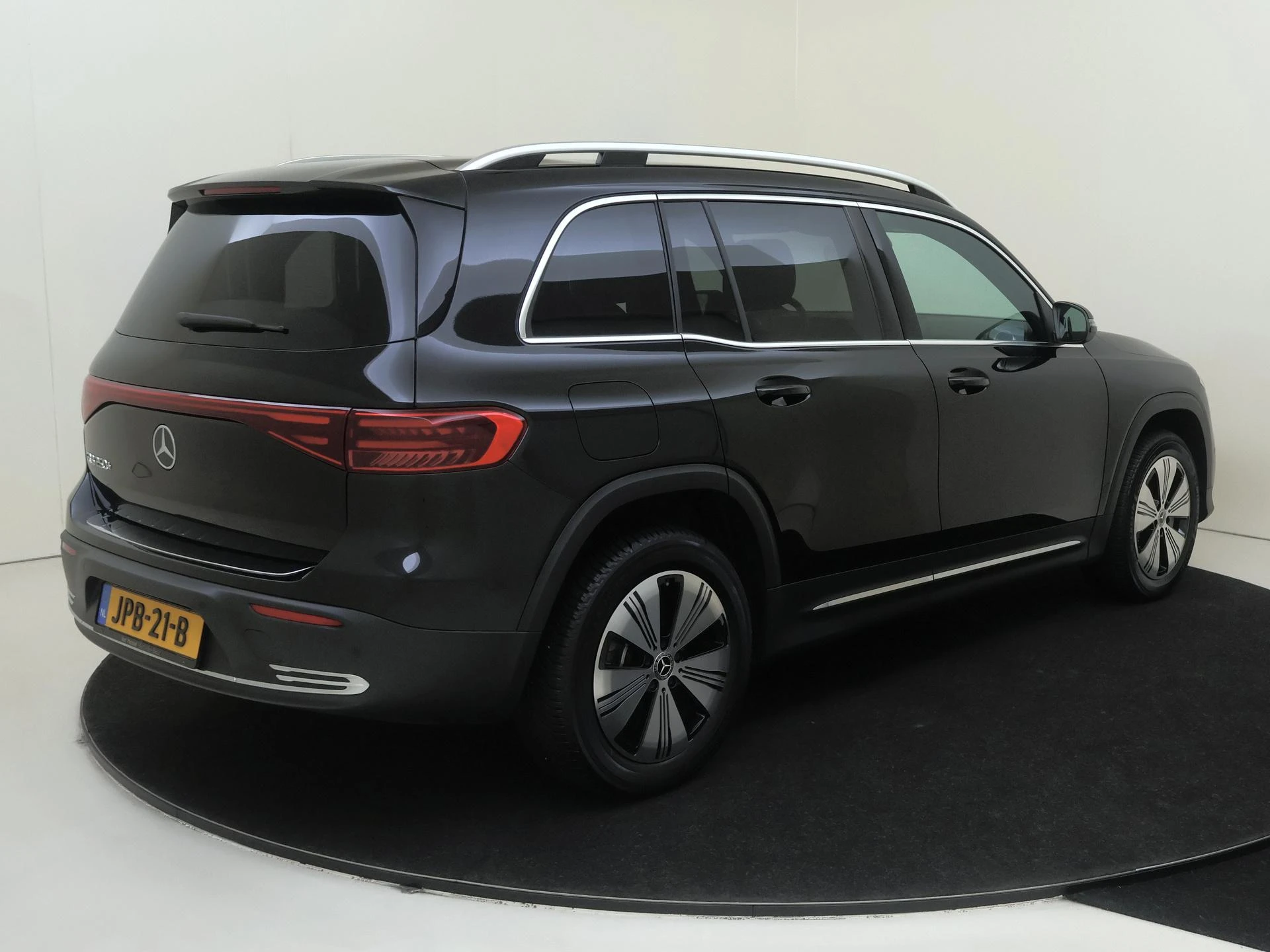 Mercedes-Benz-EQB-image-3