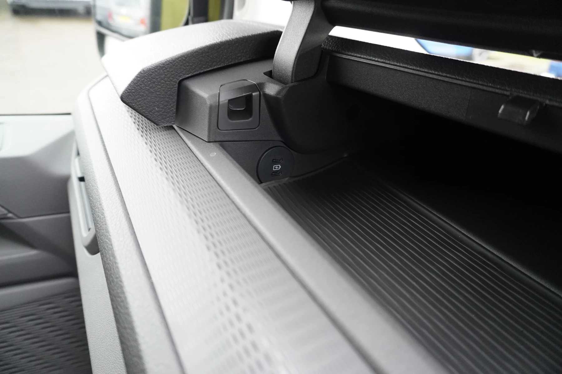 Volkswagen-Transporter-image-45