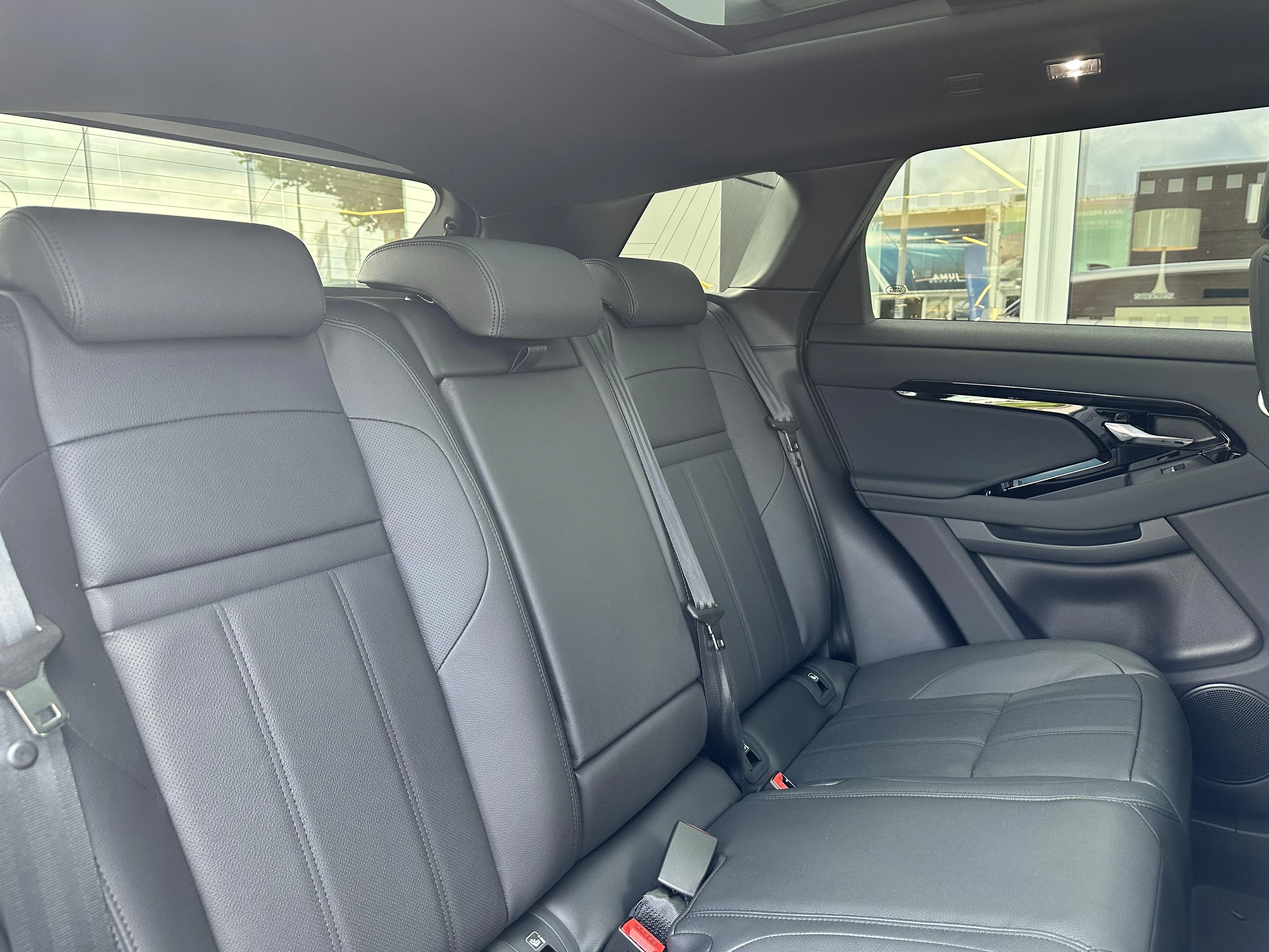 Land Rover-Range Rover Evoque-image-9