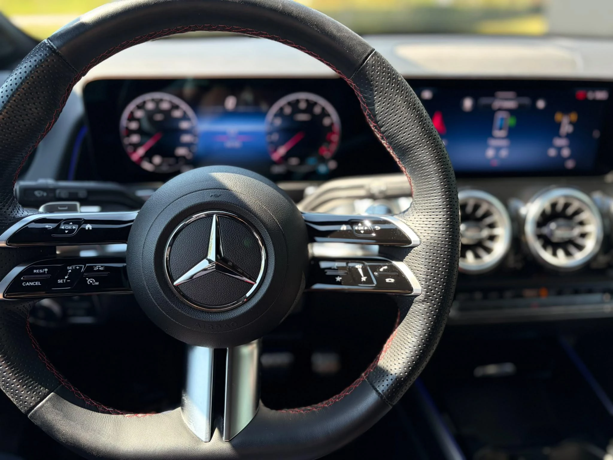 Mercedes-Benz GLB 180 AMG Line + PANO DAK + TREKHAAK + CARPLAY + SURROUND VIEW +