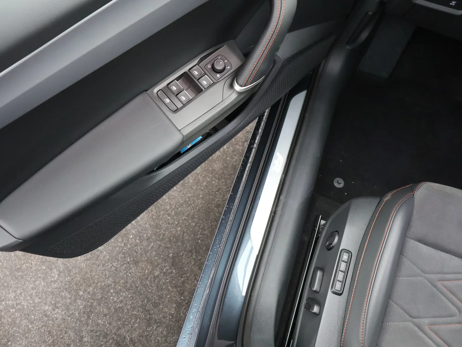 SEAT Leon Leon 5D FR 1.5TSI 150pk *AUTOMAAT*APP CONNECT*CAMERA*NAVI*MEMORY SEATS*HALF LEDER*...DEMO
