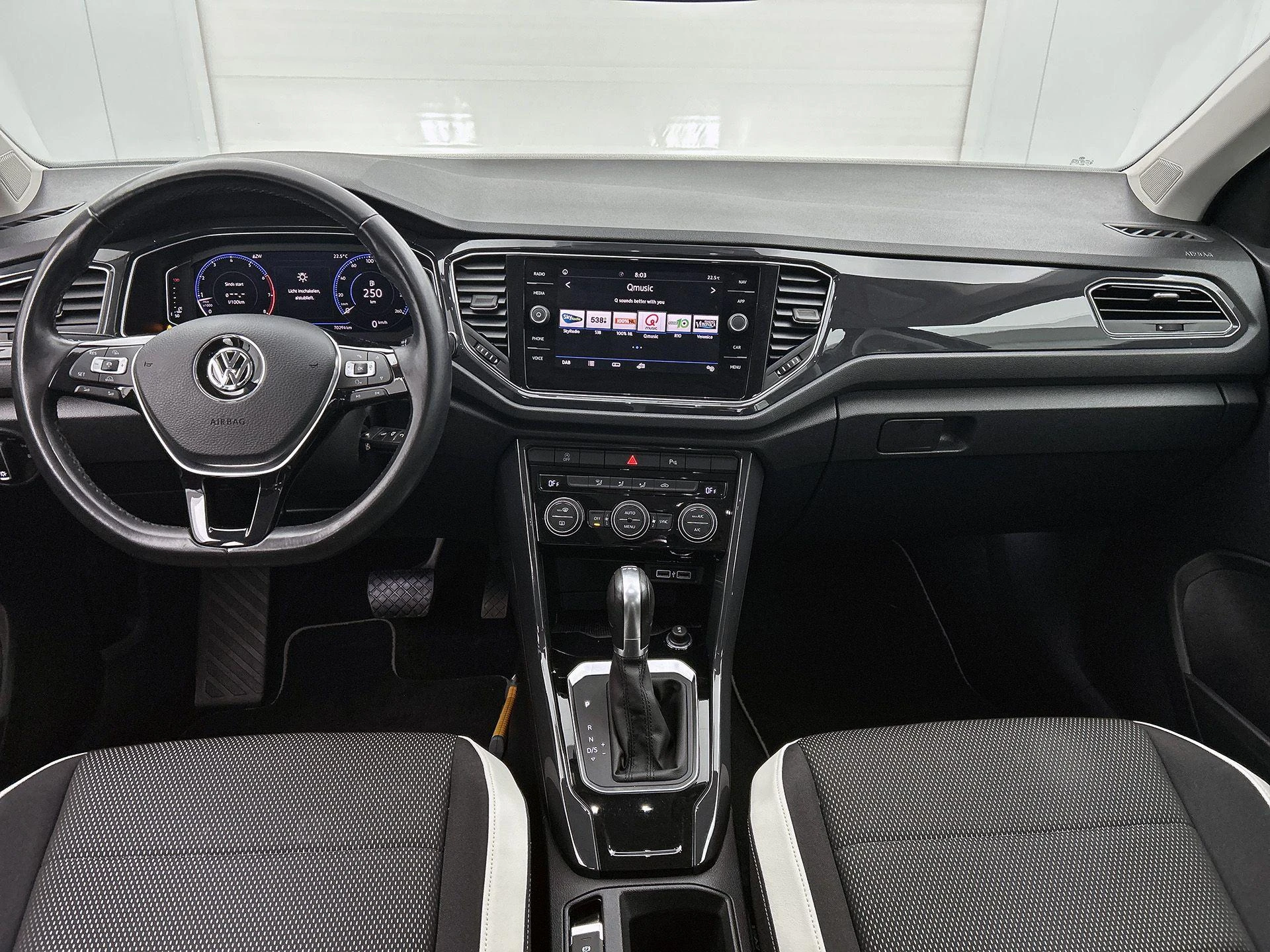 Volkswagen-T-Roc-image-19