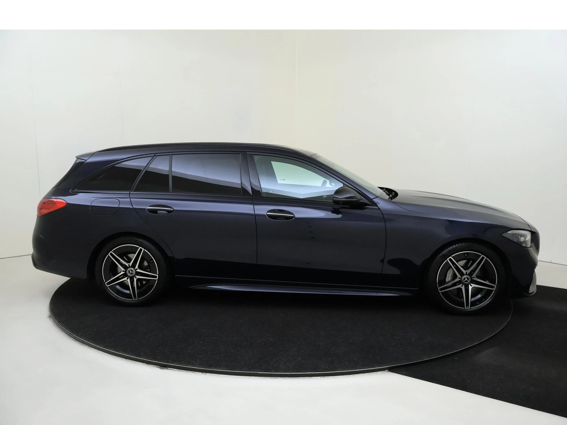 Mercedes-Benz-C-Klasse-image-8