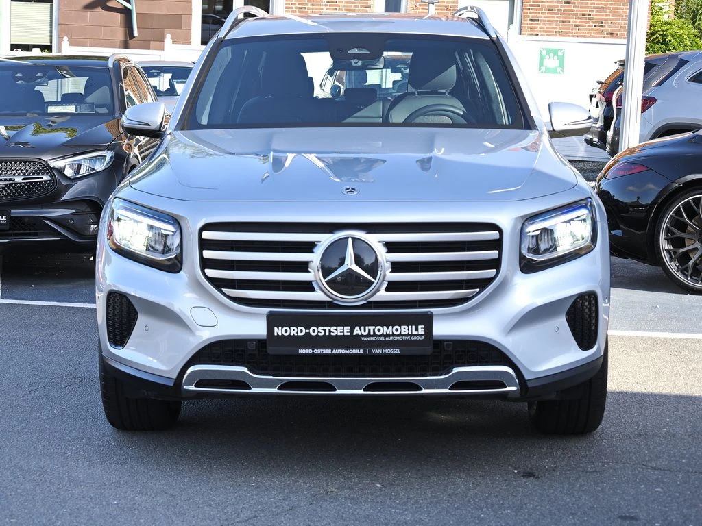 Mercedes-Benz-GLB 200 d-image-3