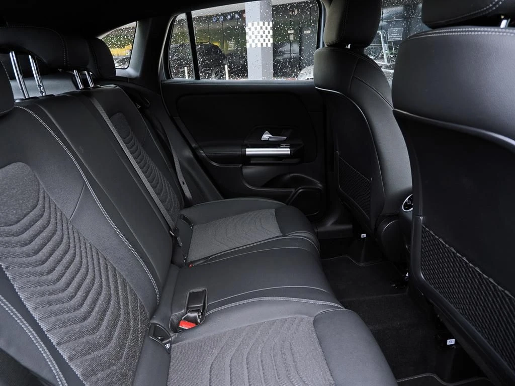 Mercedes-Benz-GLA 200 d-image-13