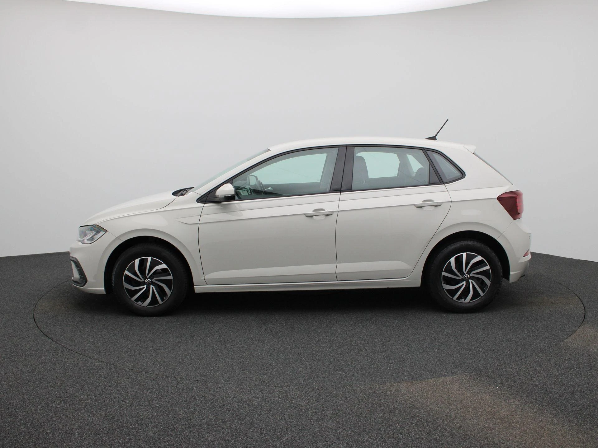 Volkswagen-Polo-image-3