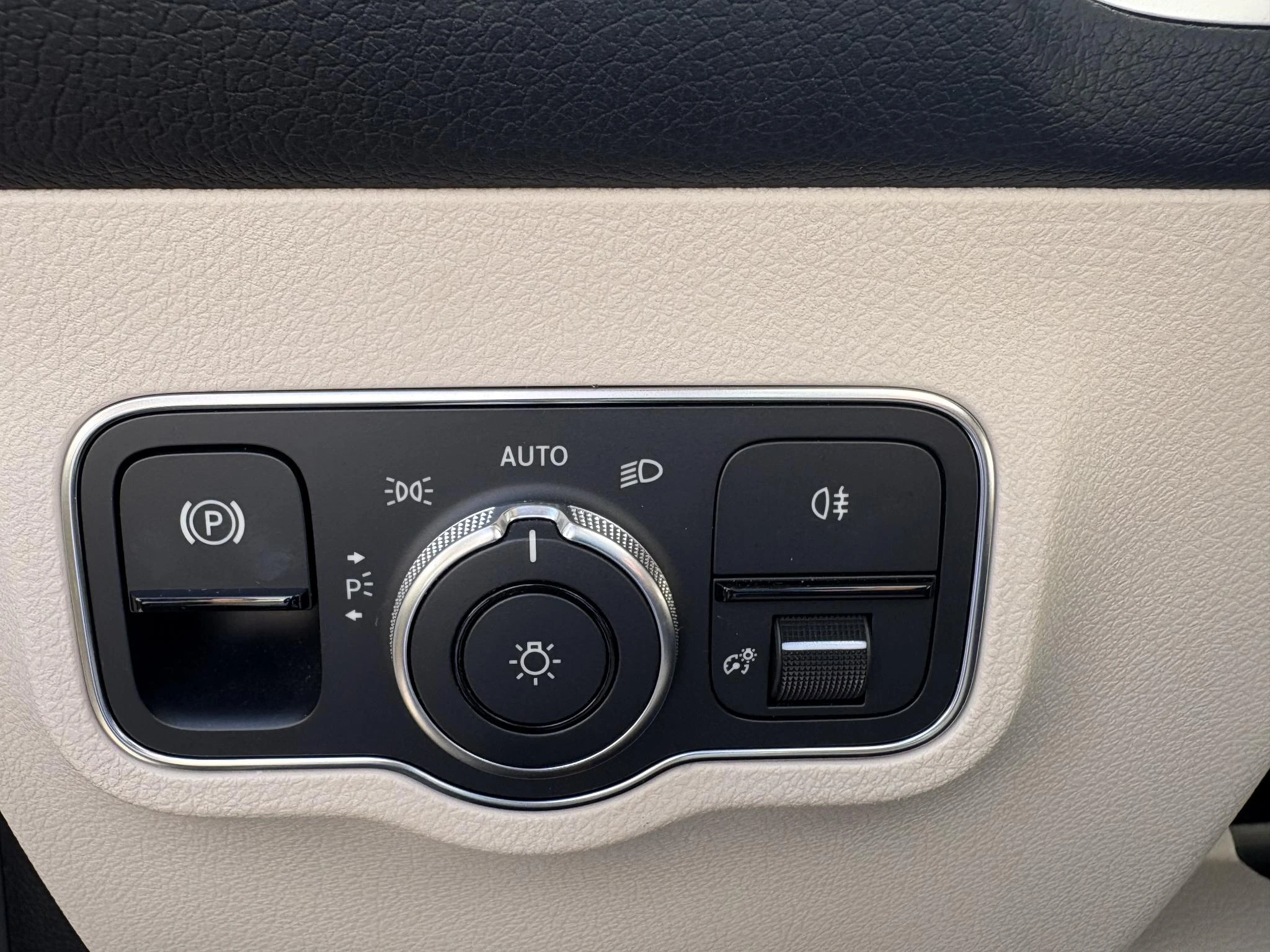 Mercedes-Benz-GLB-image-9