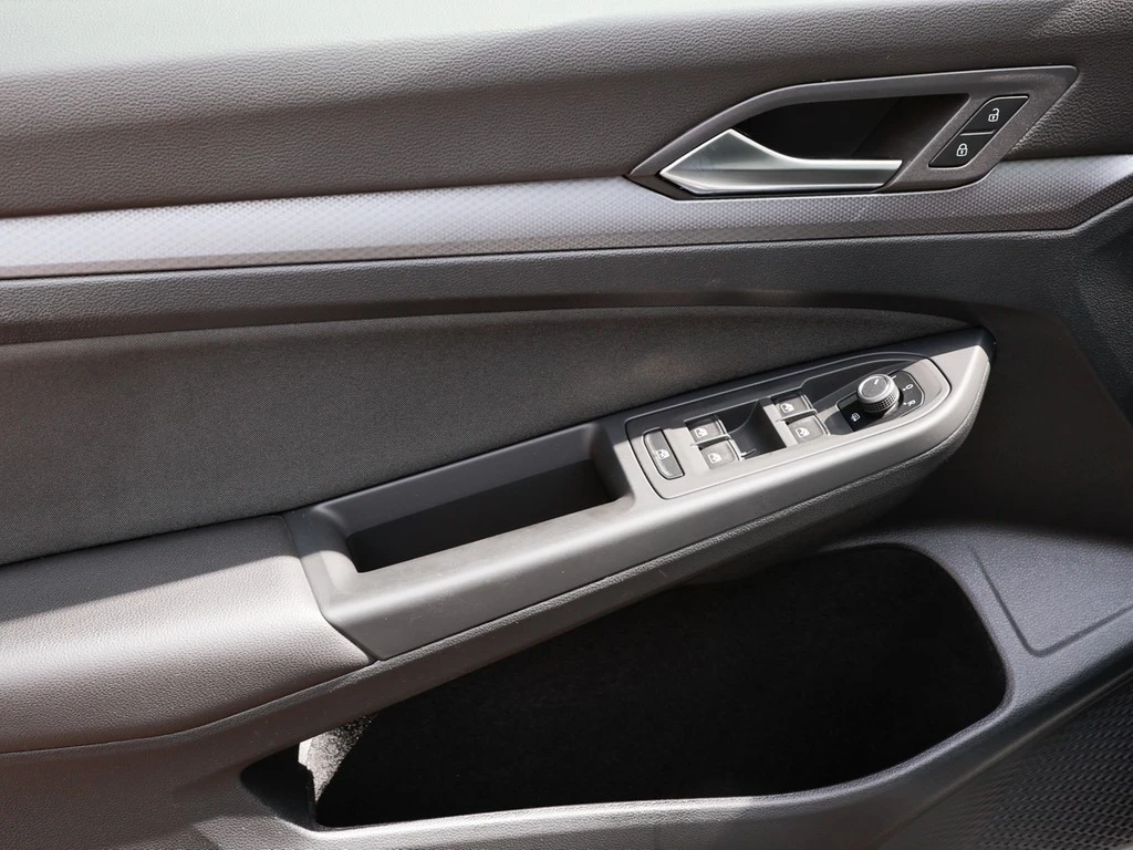 Volkswagen-Golf-image-14
