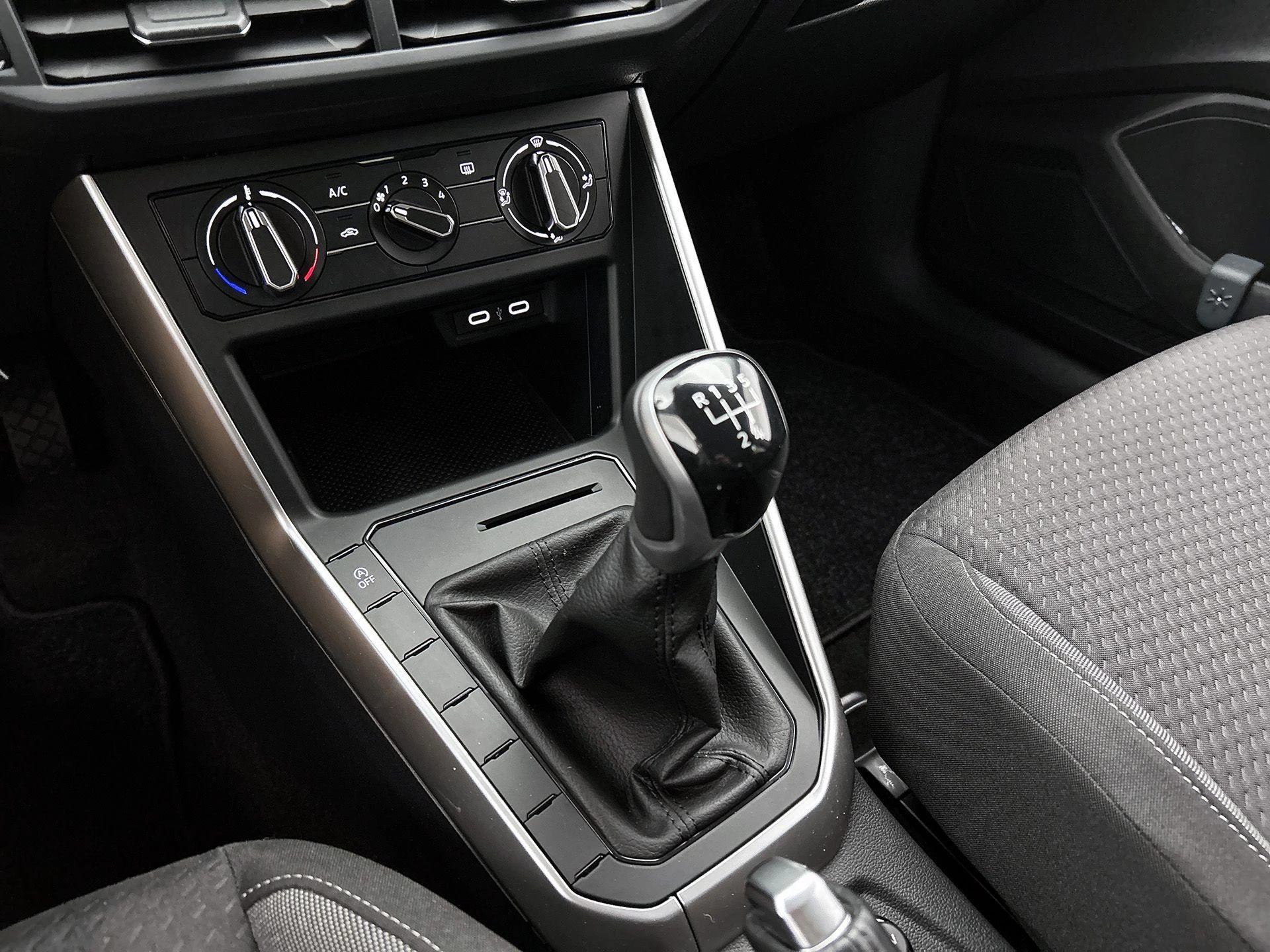 Volkswagen-Polo-image-27