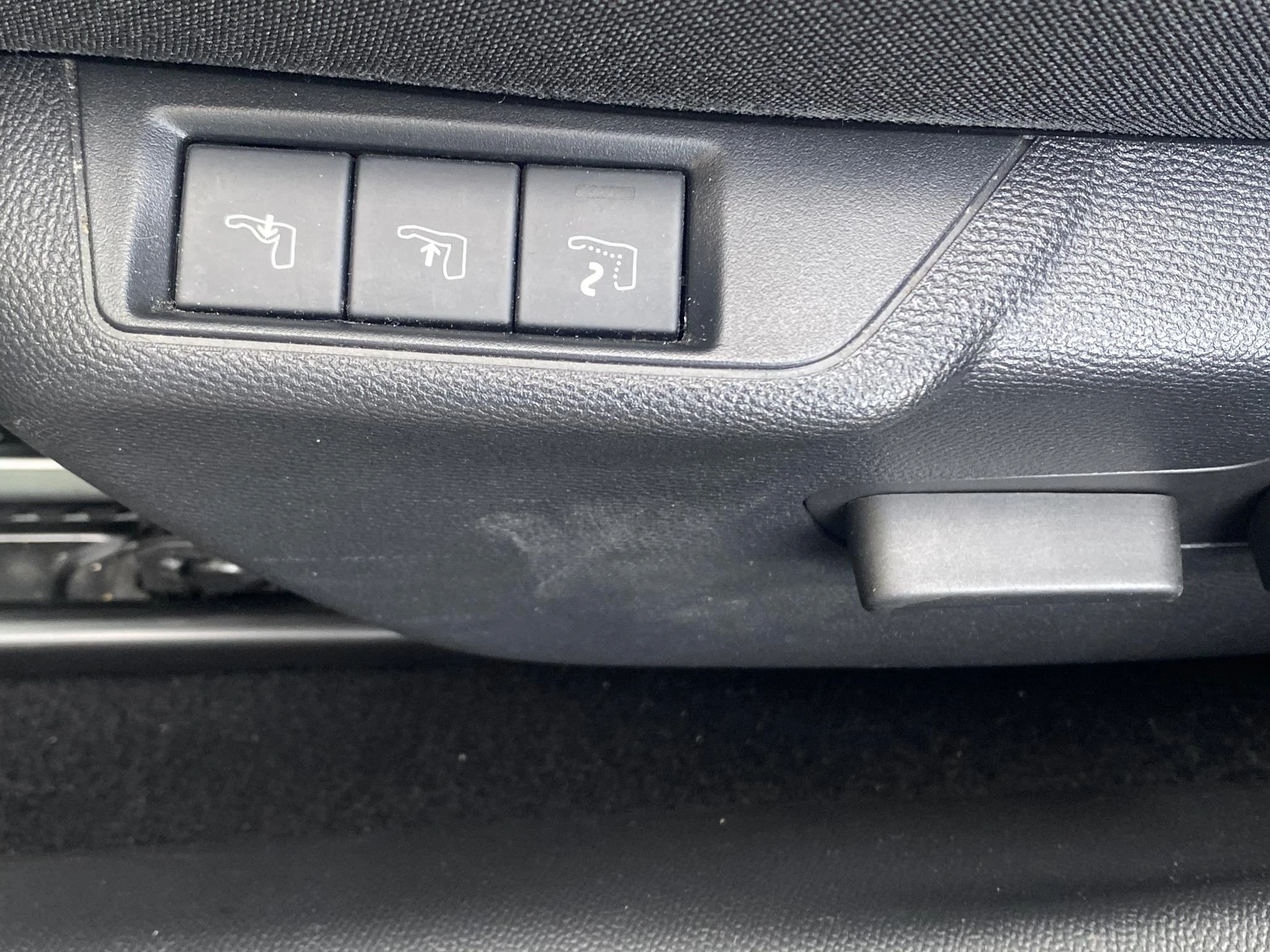 Peugeot-e-2008-image-12