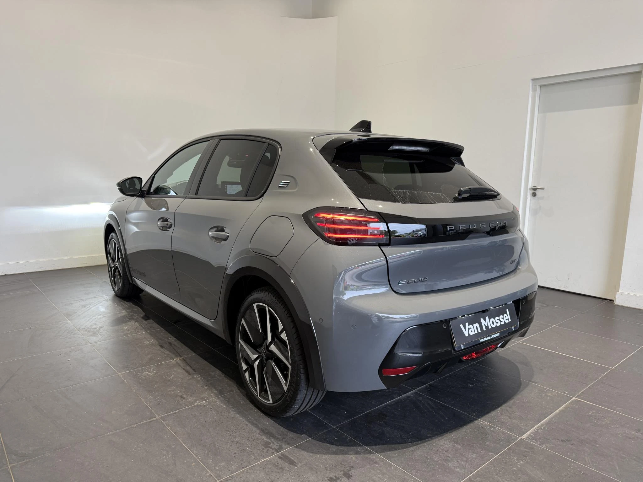 Peugeot-e-208-image-10