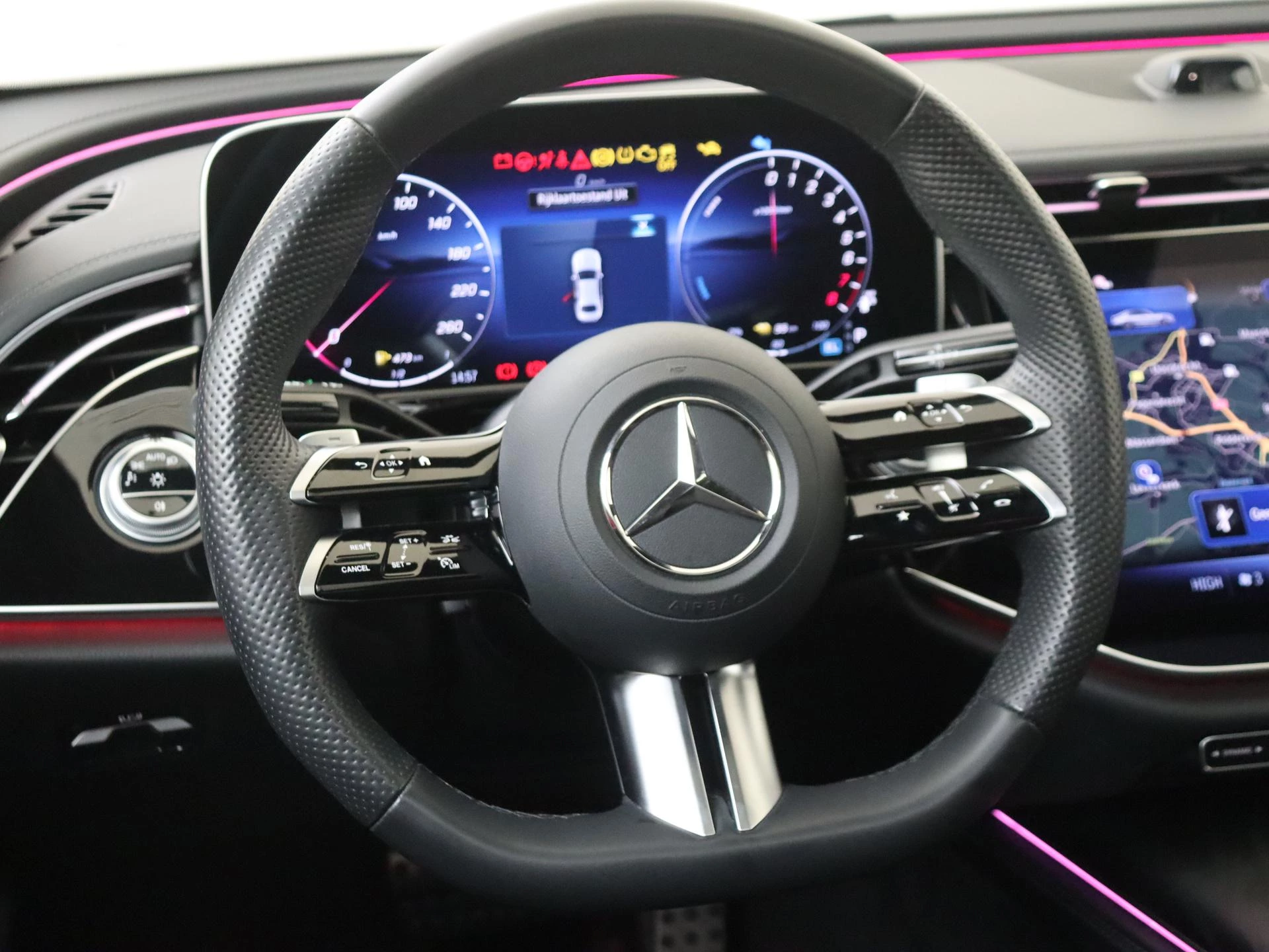 Mercedes-Benz-E-Klasse-image-14