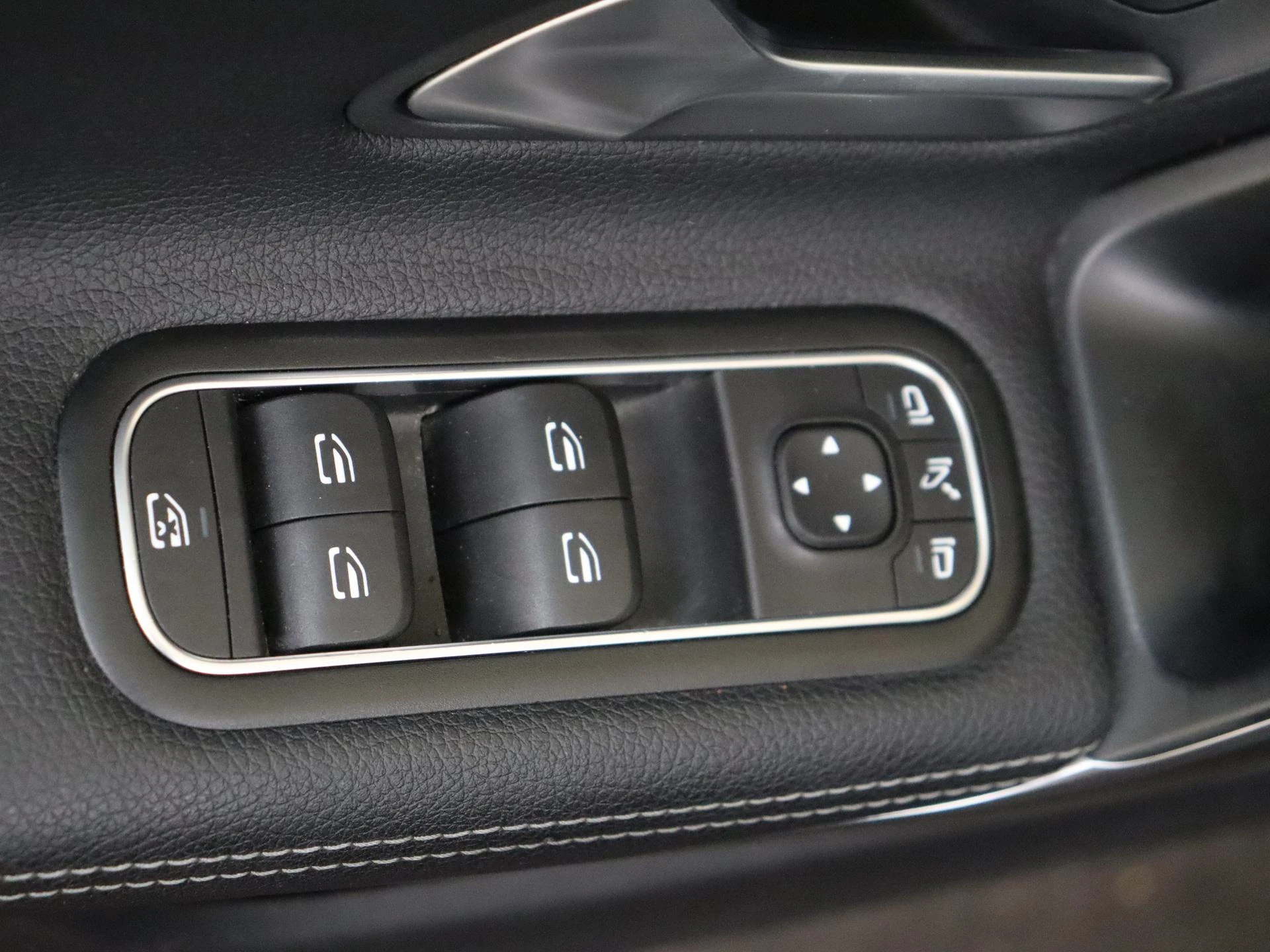 Mercedes-Benz-CLA-image-25