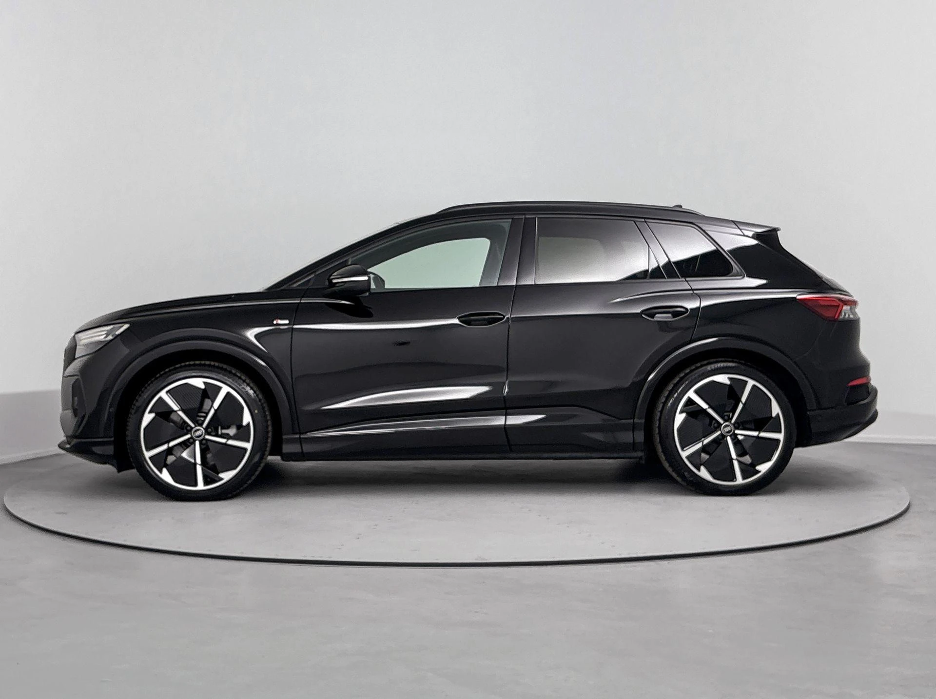 Audi-Q4 e-tron-image-1
