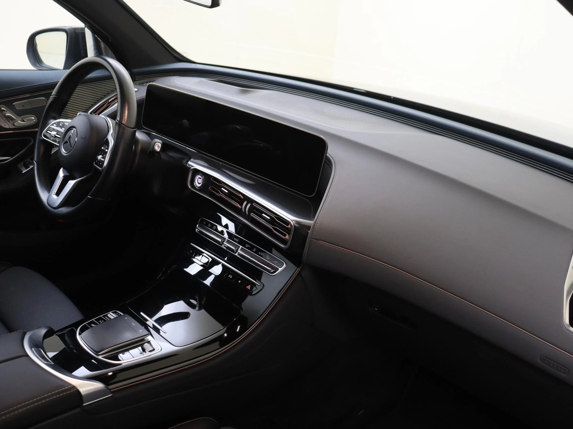 Mercedes-Benz-EQC-image-4