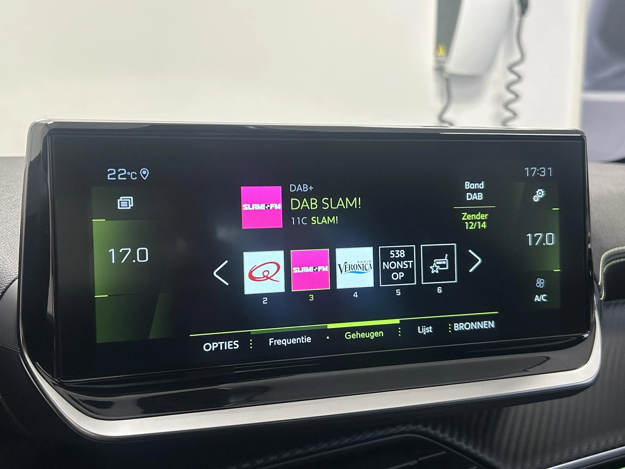 Peugeot-208-image-12