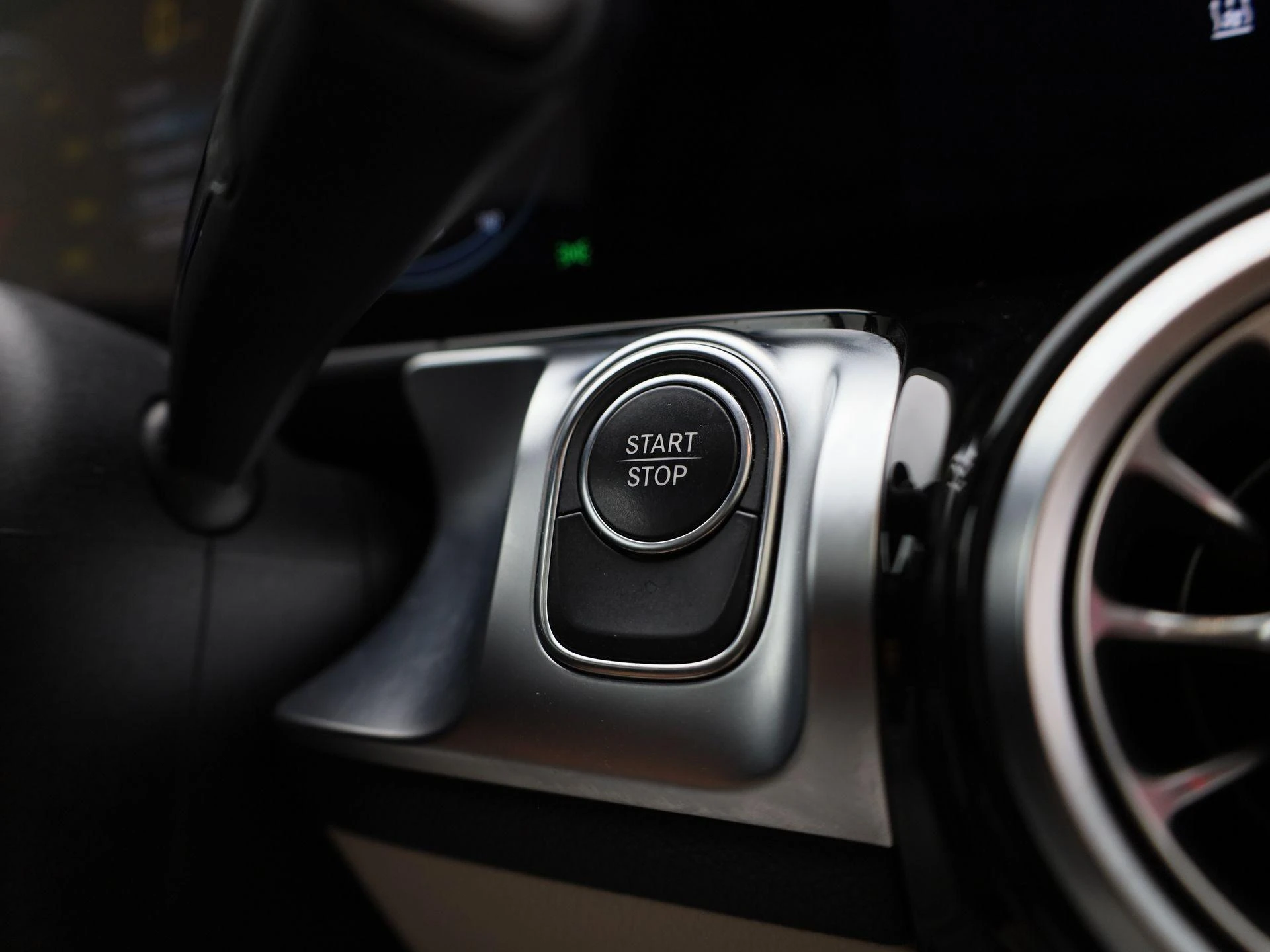 Mercedes-Benz-EQB-image-31