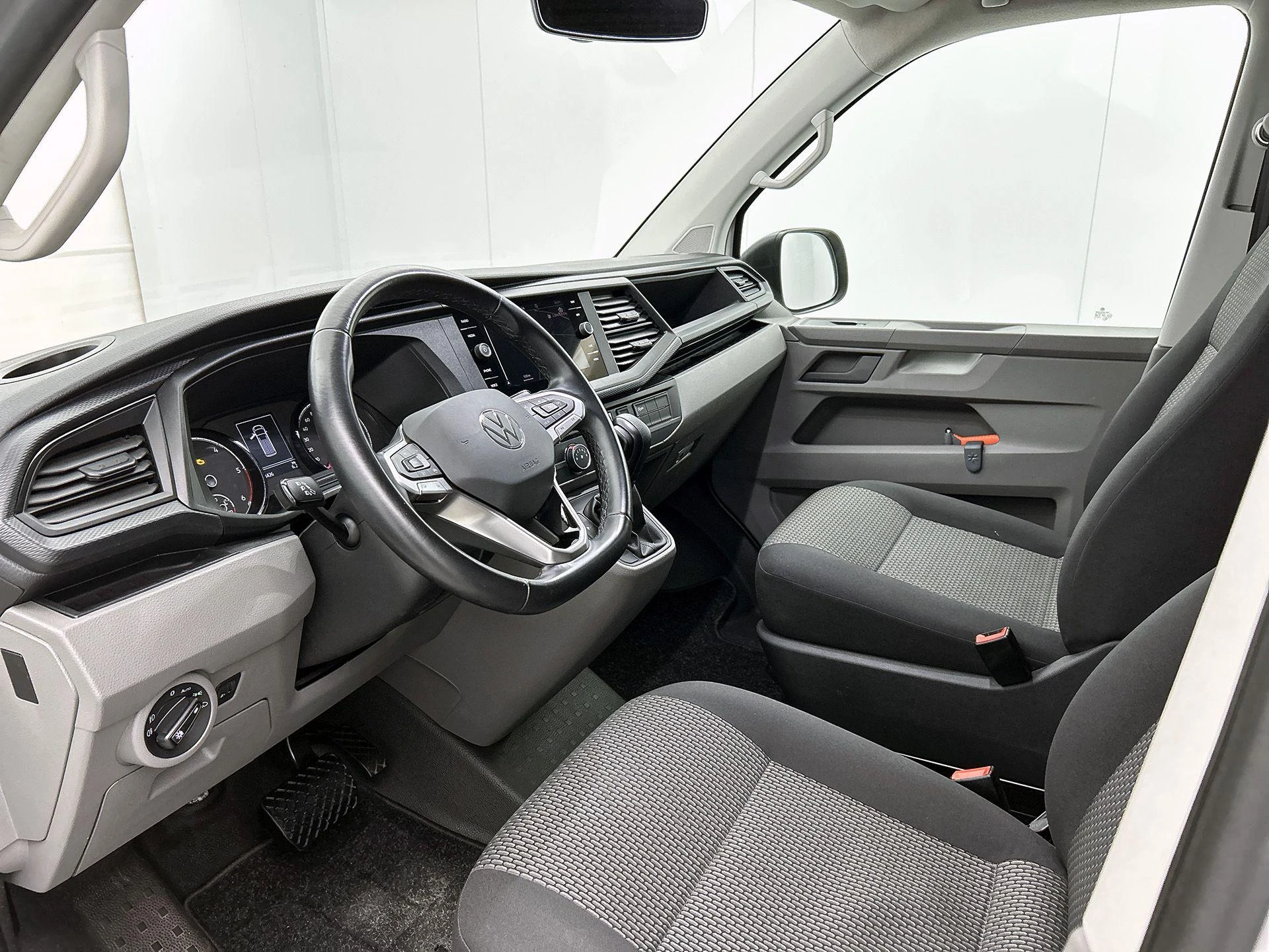Volkswagen-Transporter-image-11