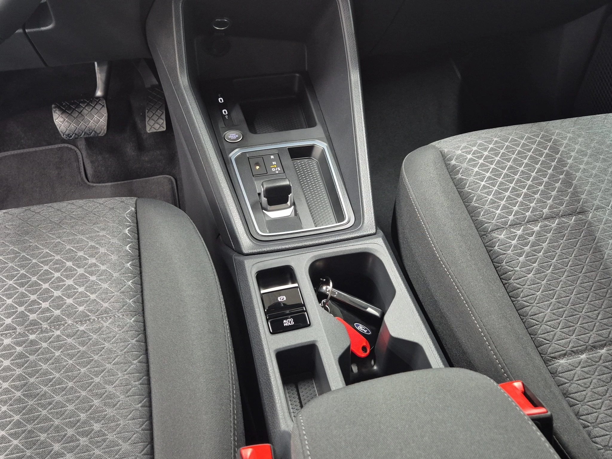 Ford Tourneo Connect Titanium Grand 1.5 l EcoBoost PHEV. 6-Gang-Automatikgetriebe. Frontantrieb