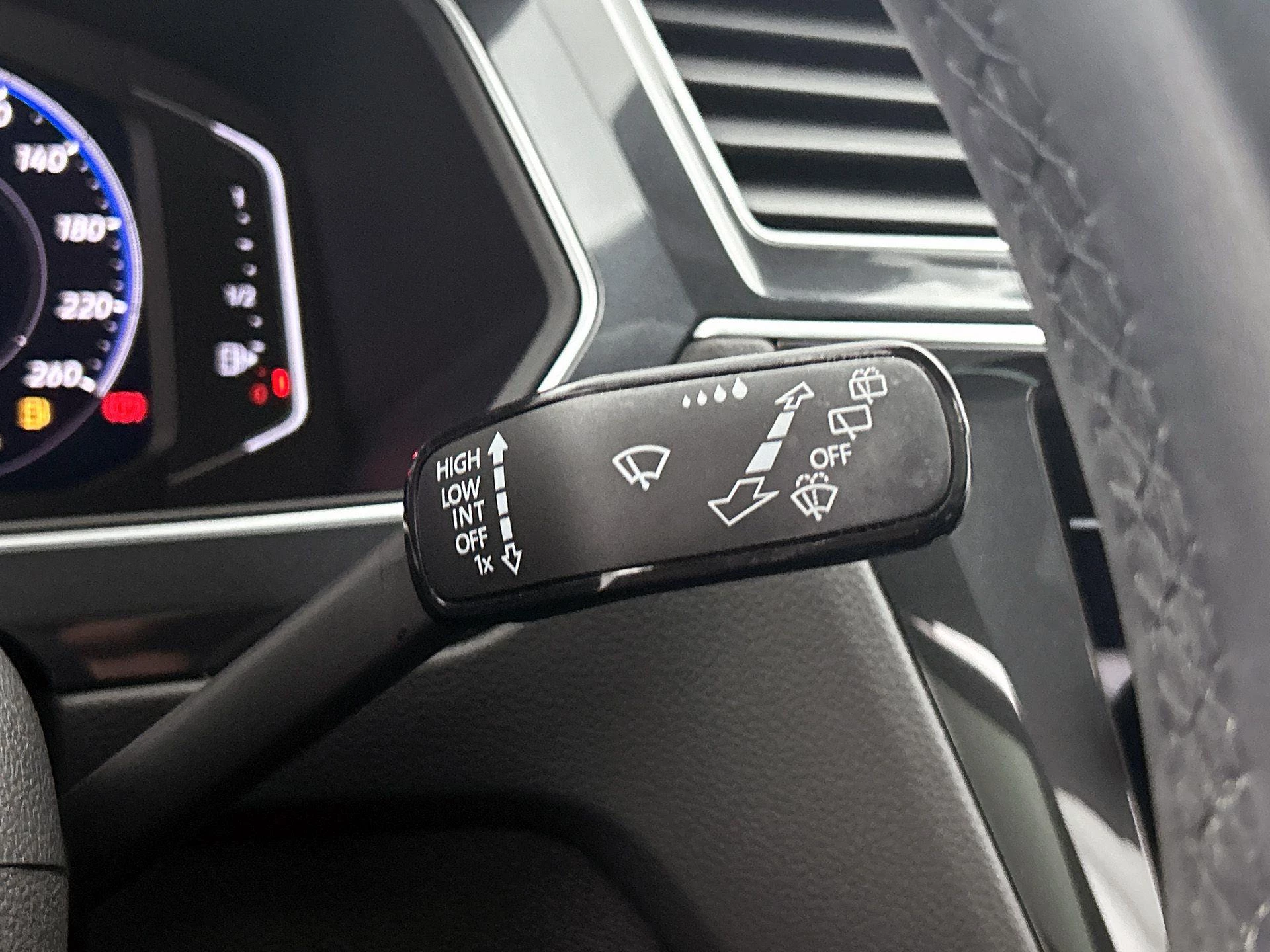 Volkswagen-Tiguan-image-8