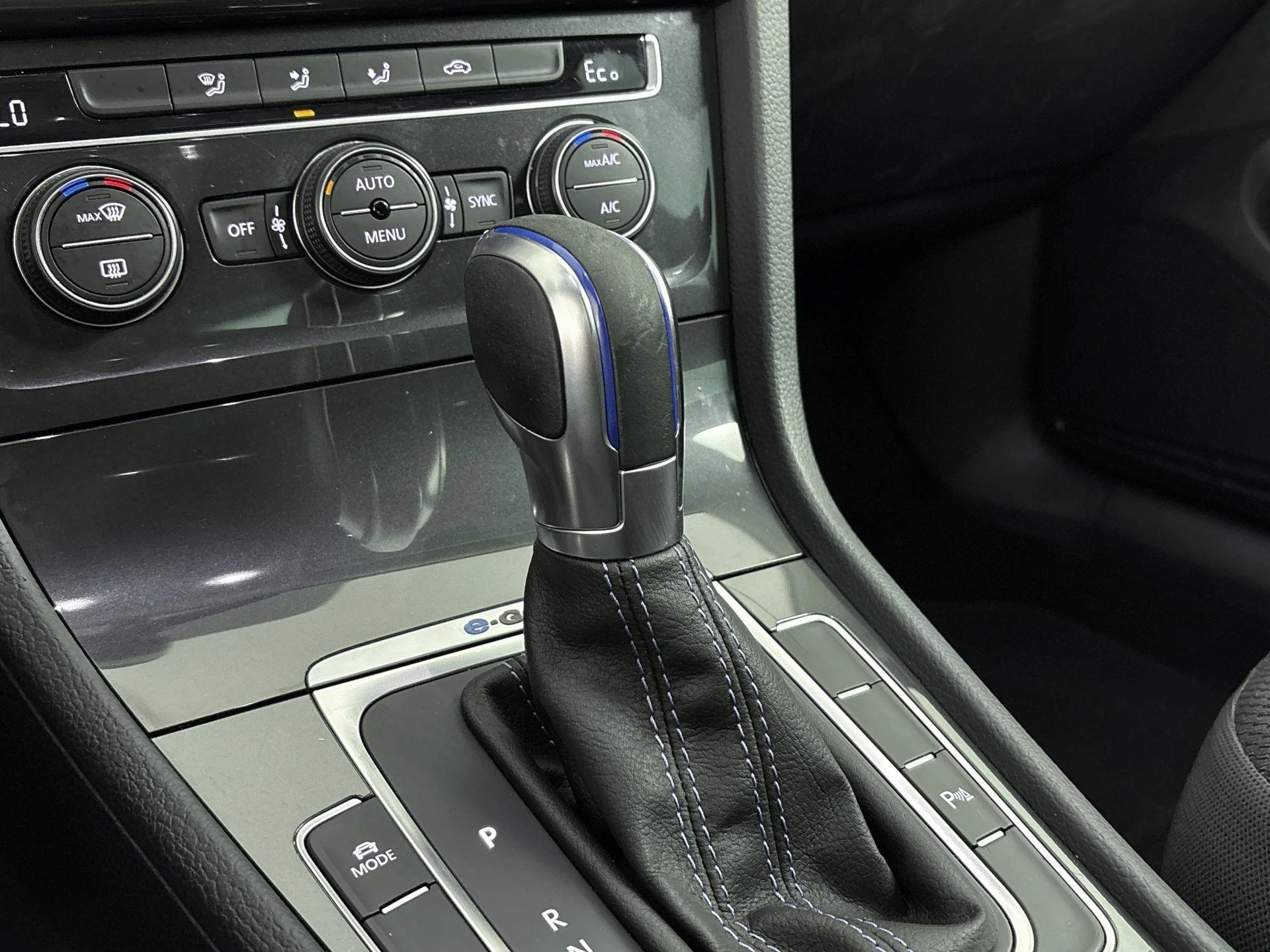 Volkswagen-e-Golf-image-14