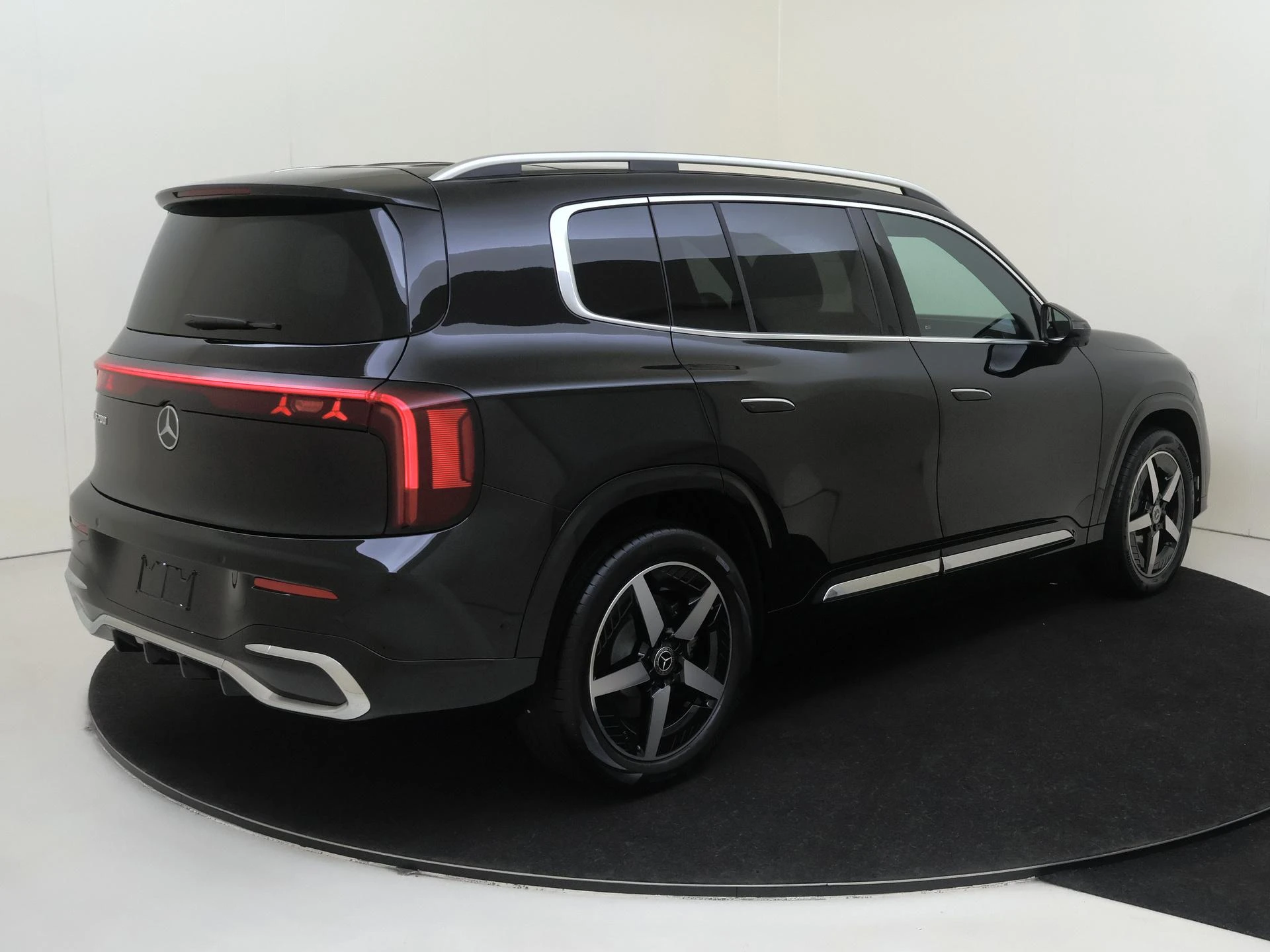 Mercedes-Benz-GLB-image-3