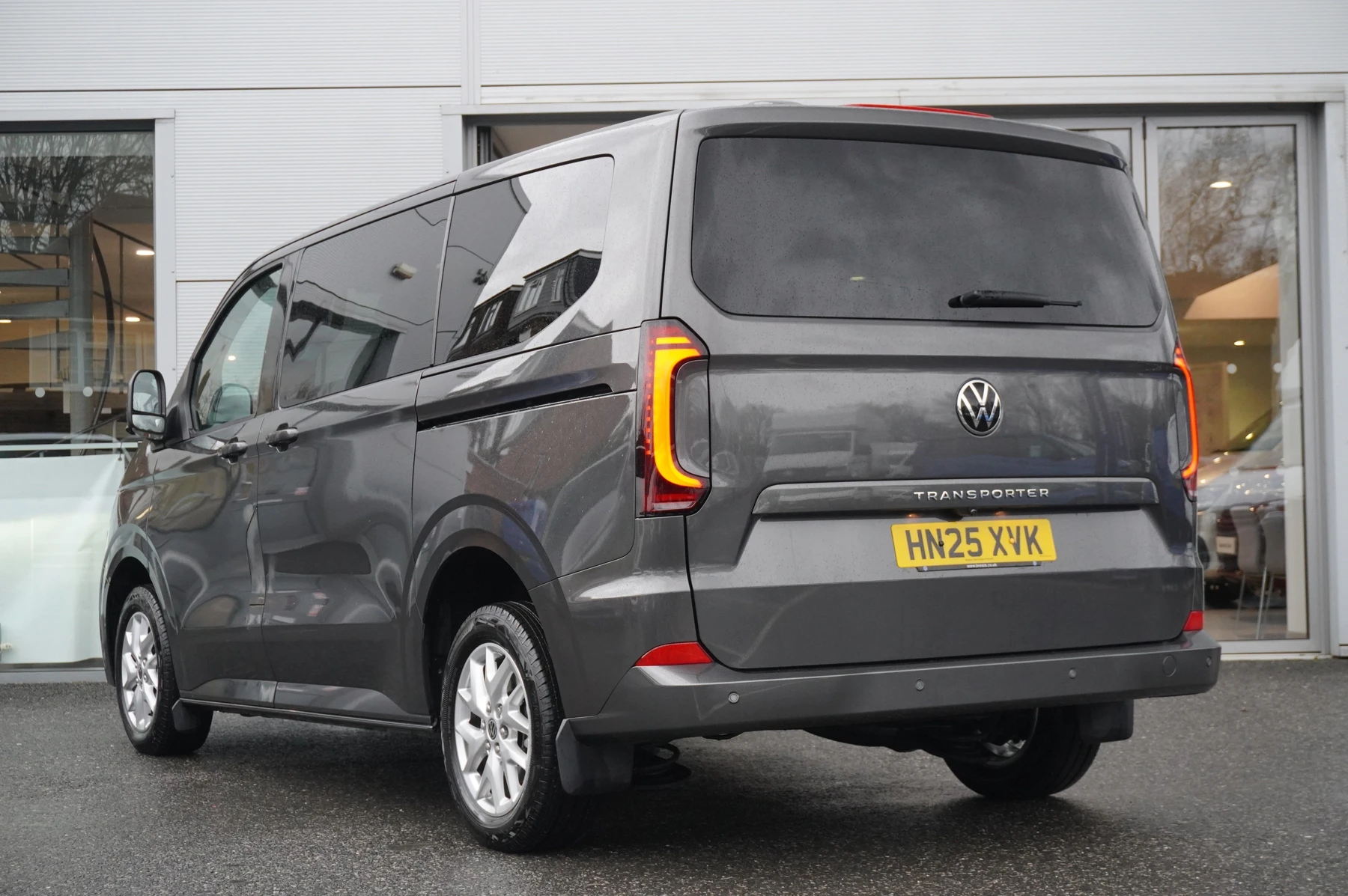 Volkswagen-Transporter-image-2