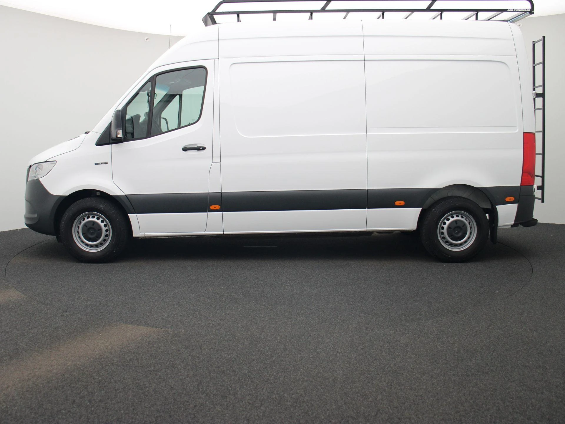 Mercedes-Benz-Sprinter-image-3