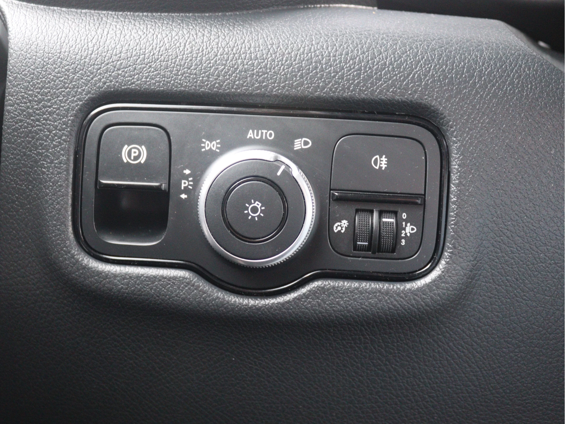 Mercedes-Benz-Vito-image-12