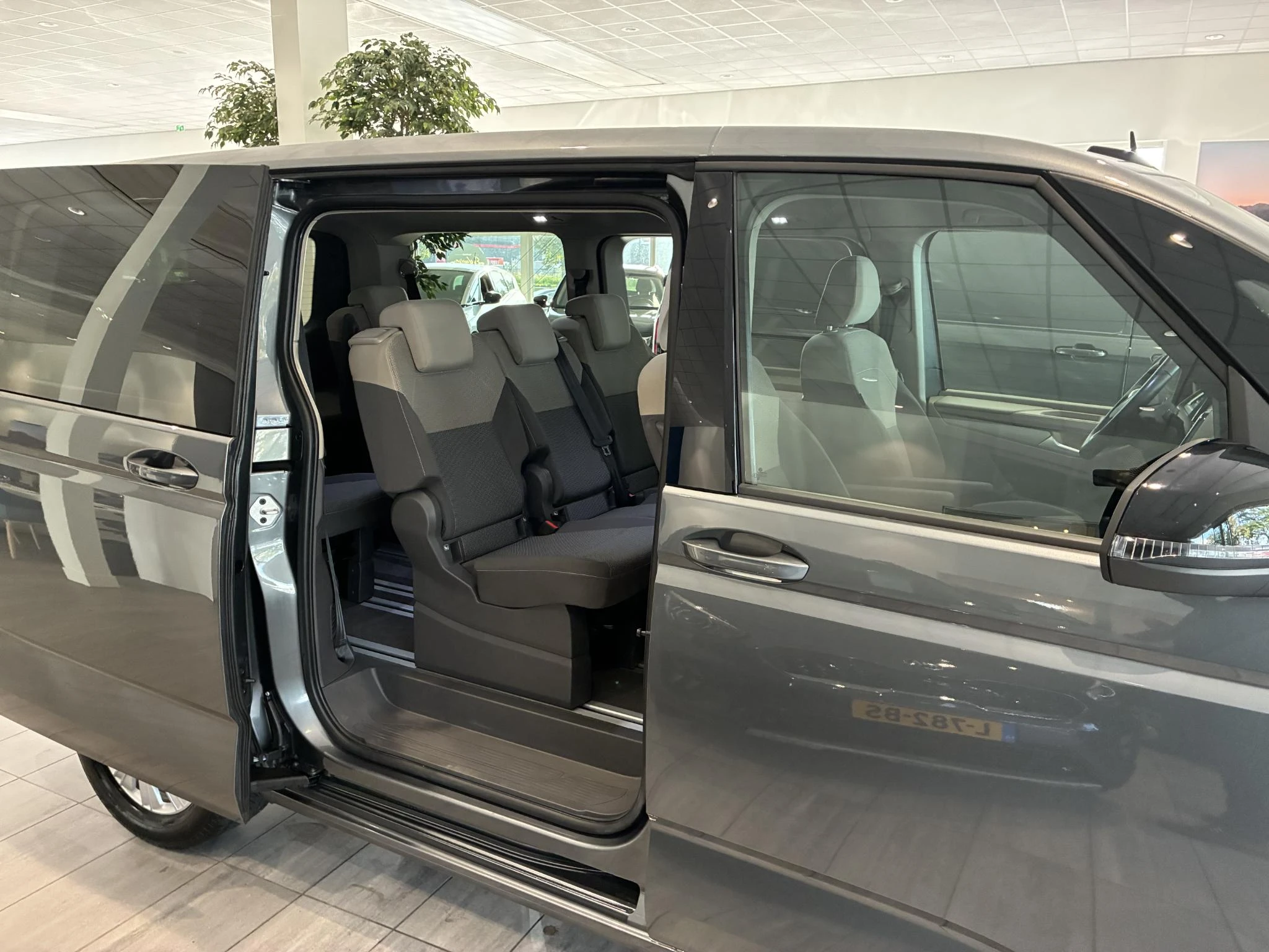 Volkswagen-Multivan-image-8