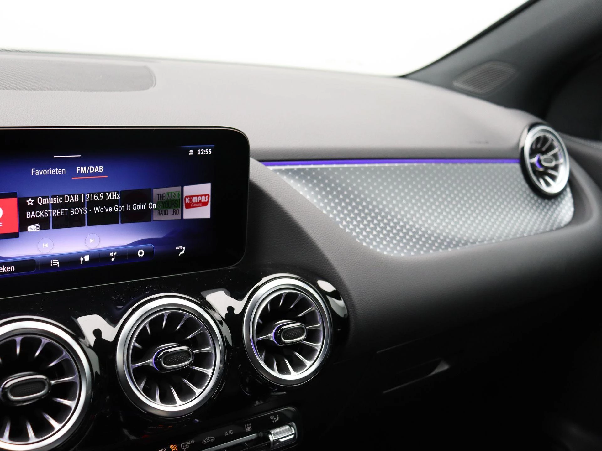 Mercedes-Benz EQA 250+ Business Line + CARPLAY + LED + CAMERA +