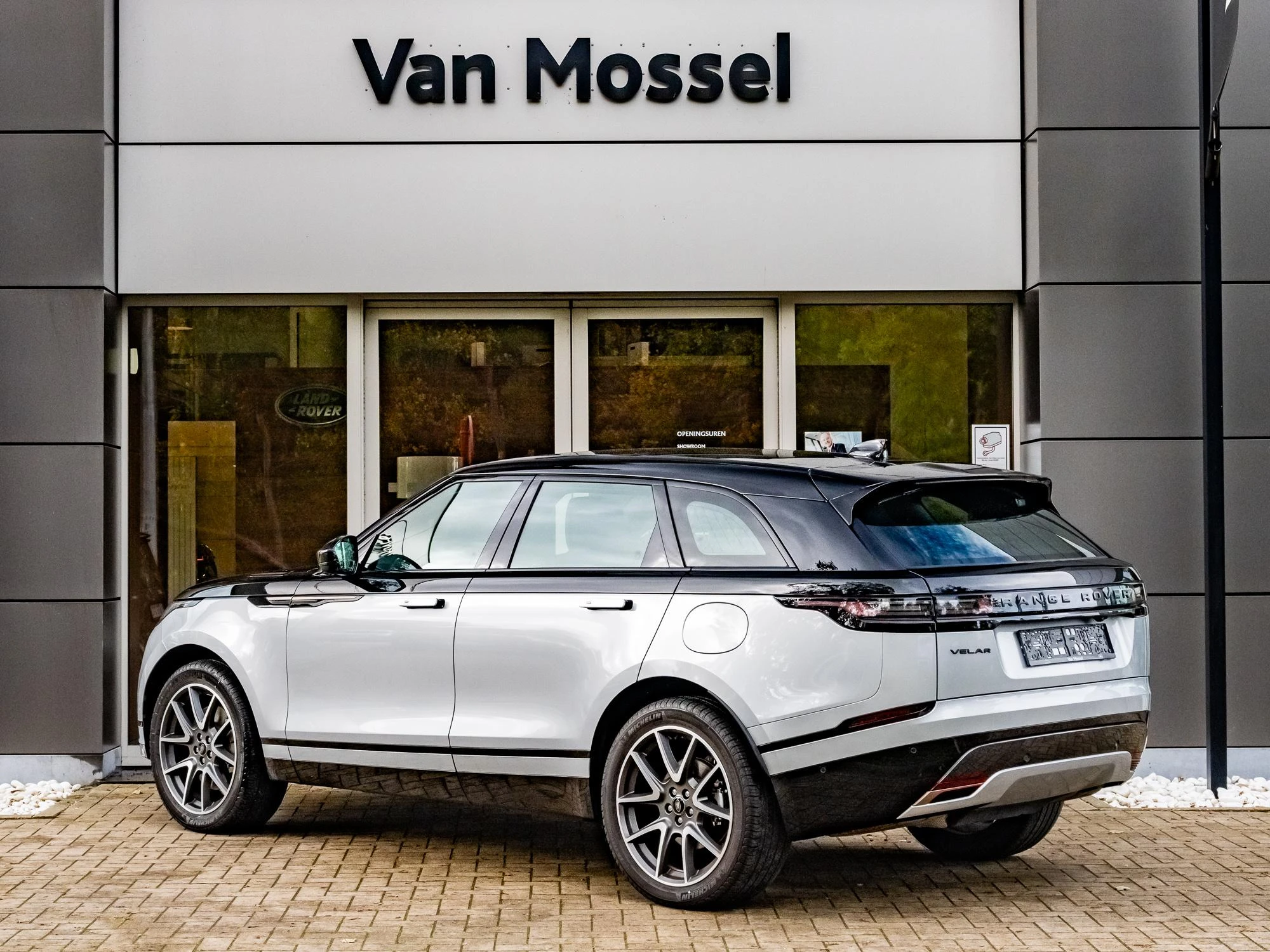 Land Rover-Range Rover Velar-image-3