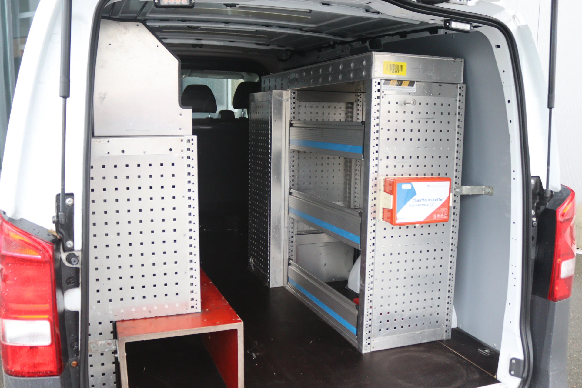 Mercedes-Benz-Vito-image-13