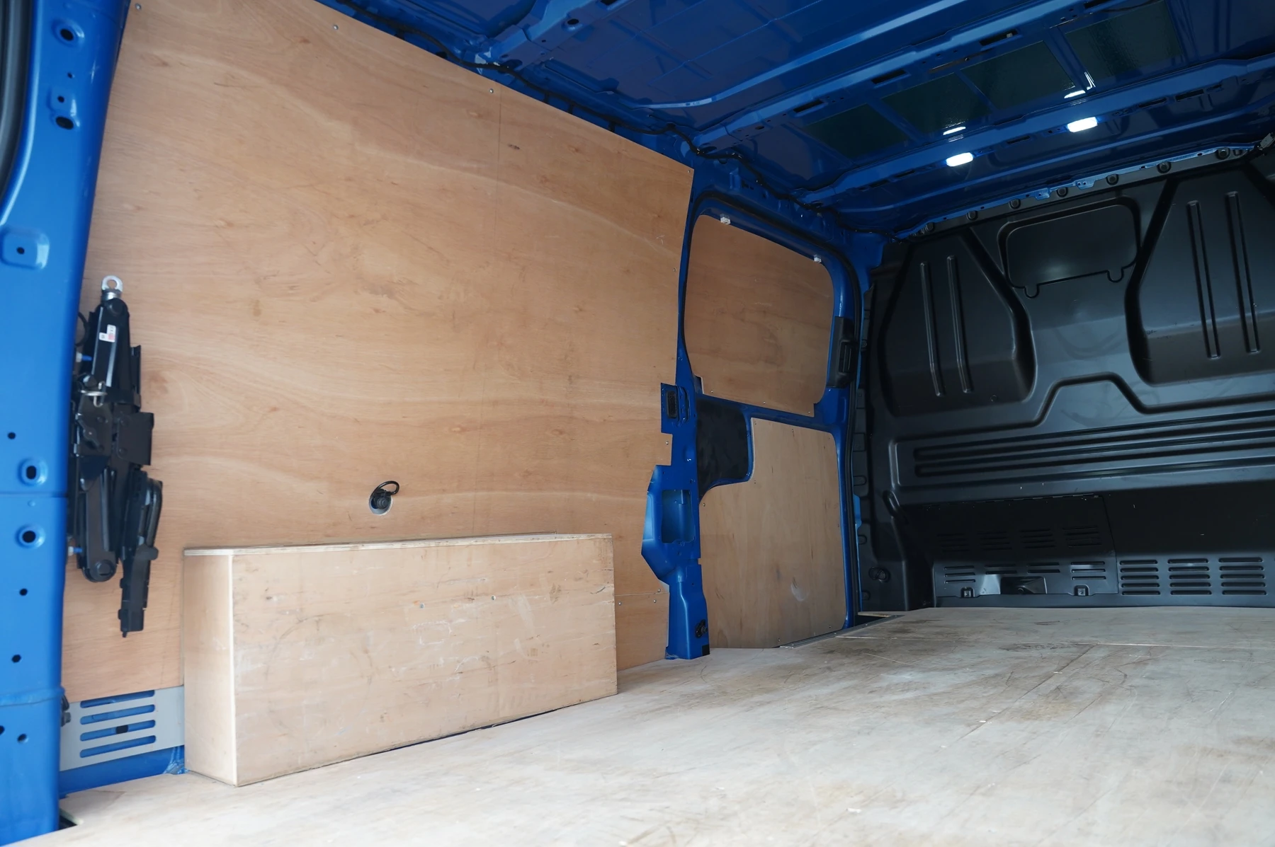 Volkswagen-Transporter-image-27
