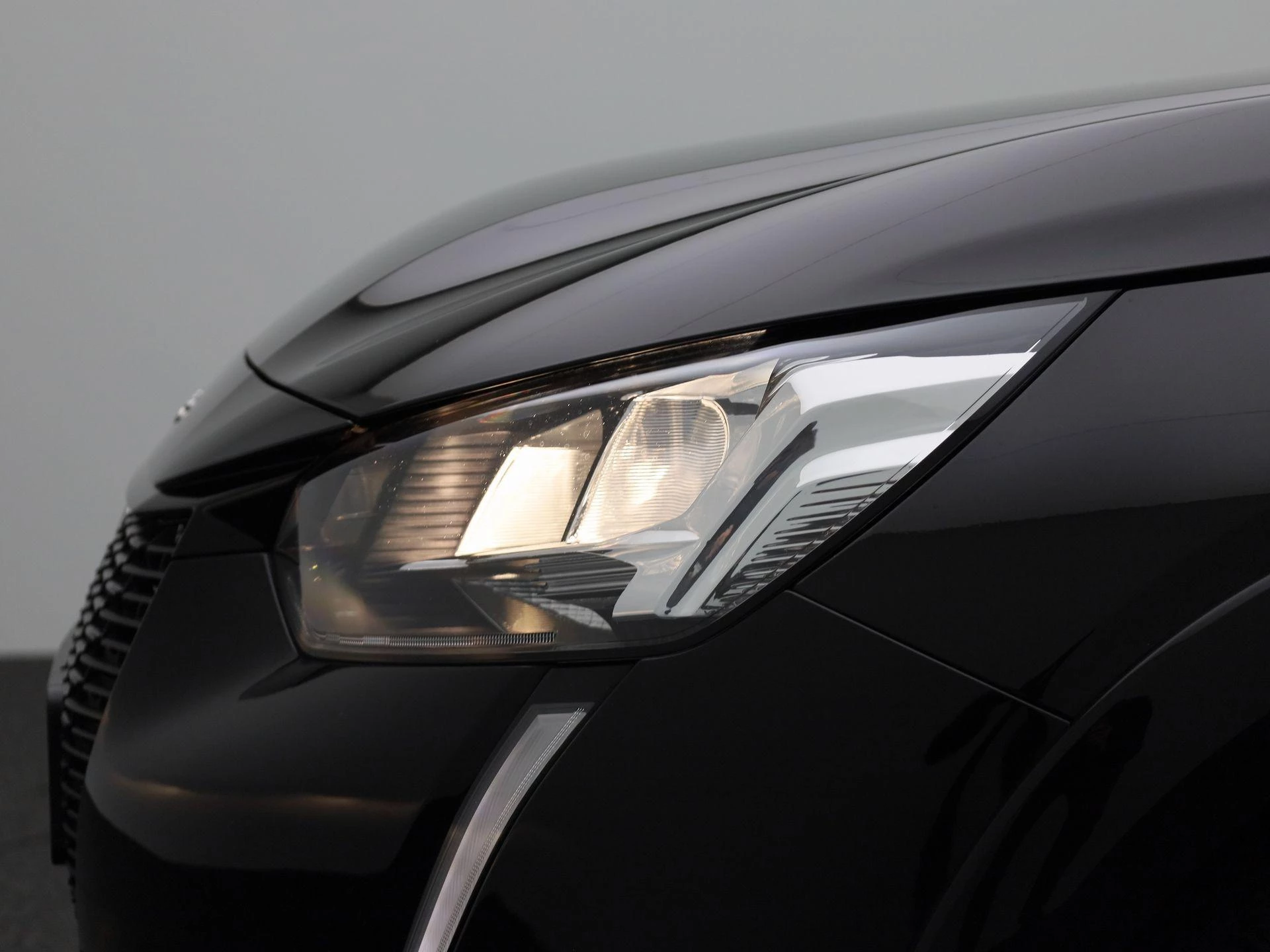 Peugeot-e-208-image-14