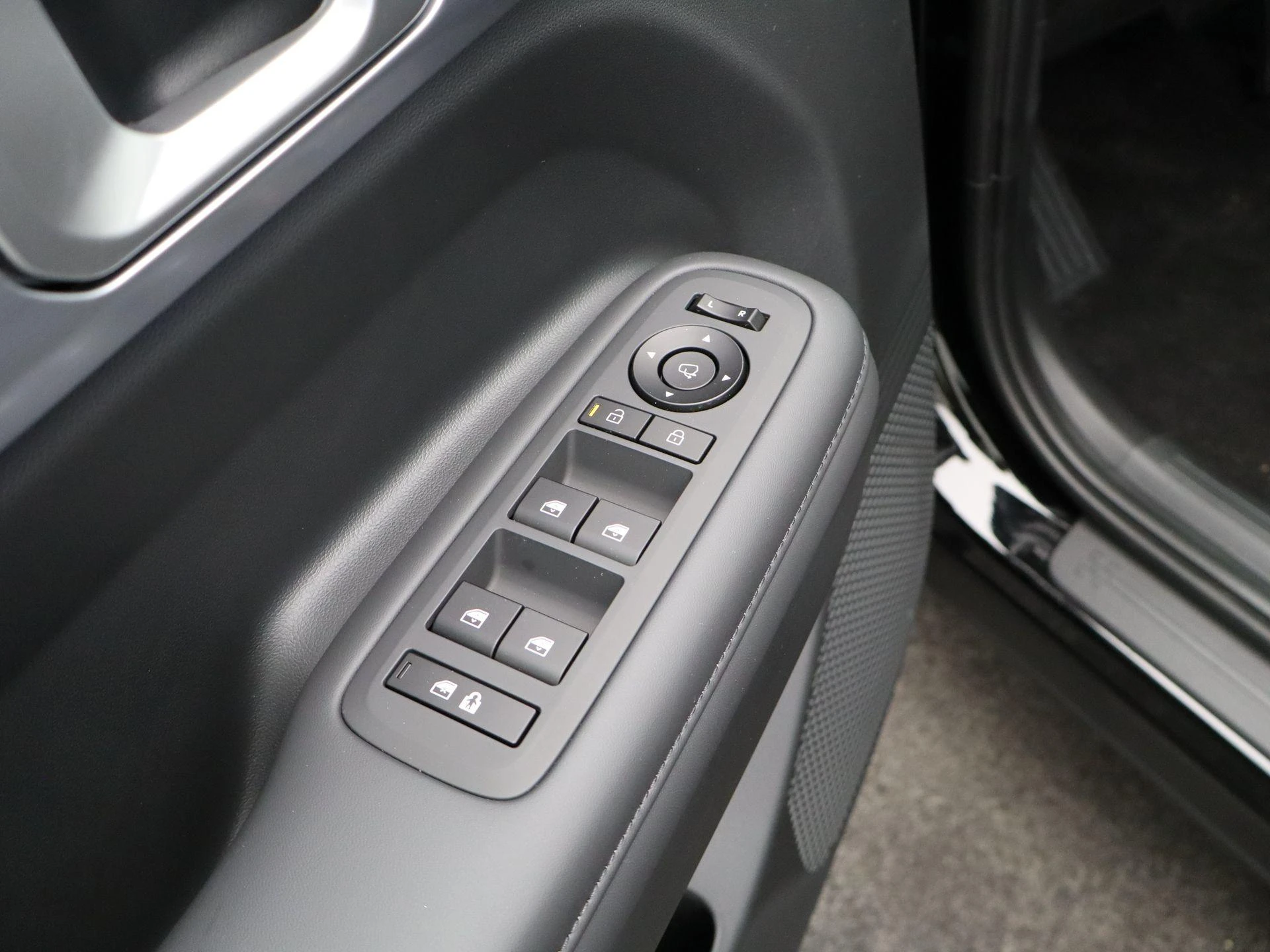 Hyundai-Santa Fe-image-25