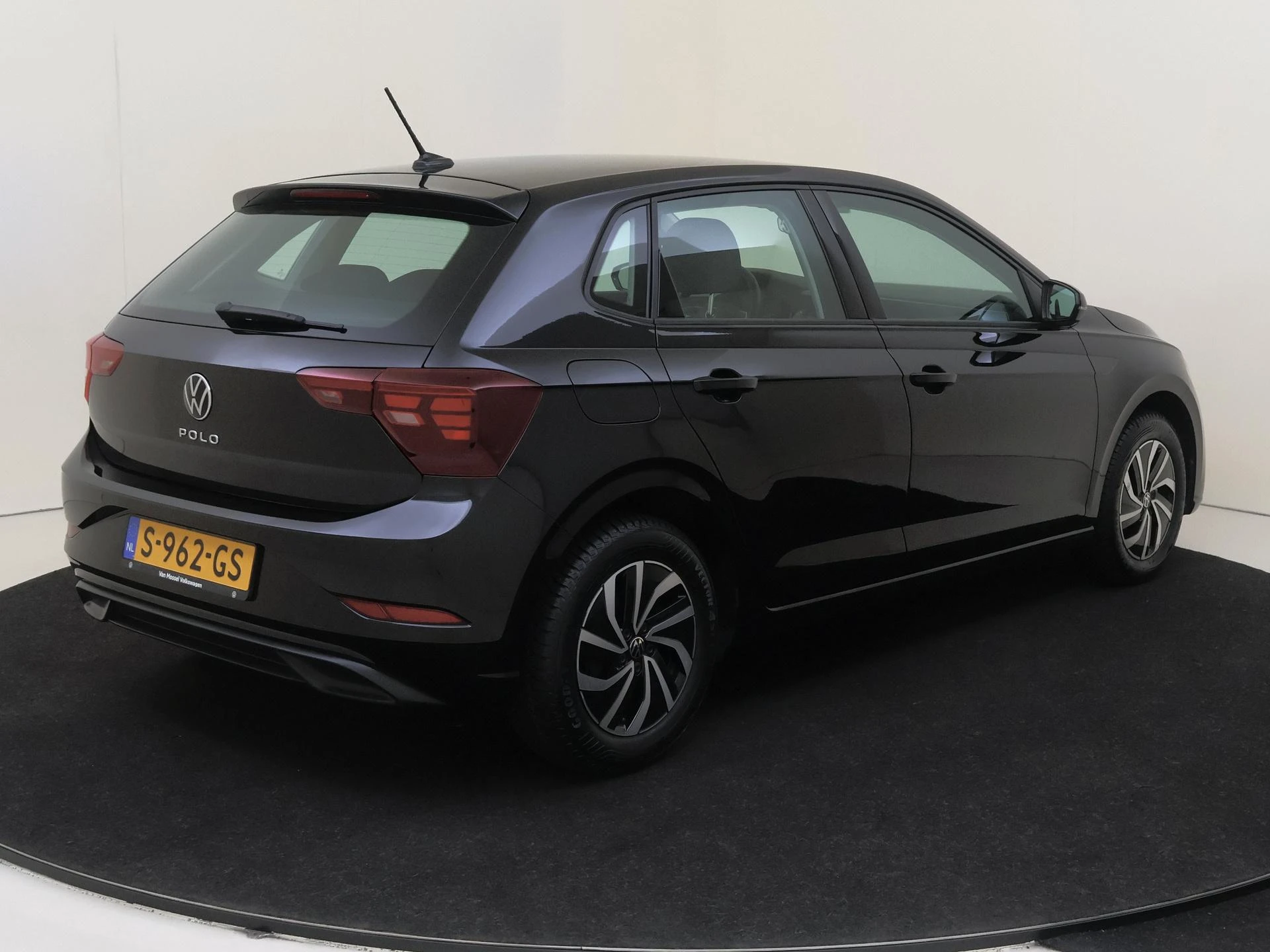 Volkswagen-Polo-image-3