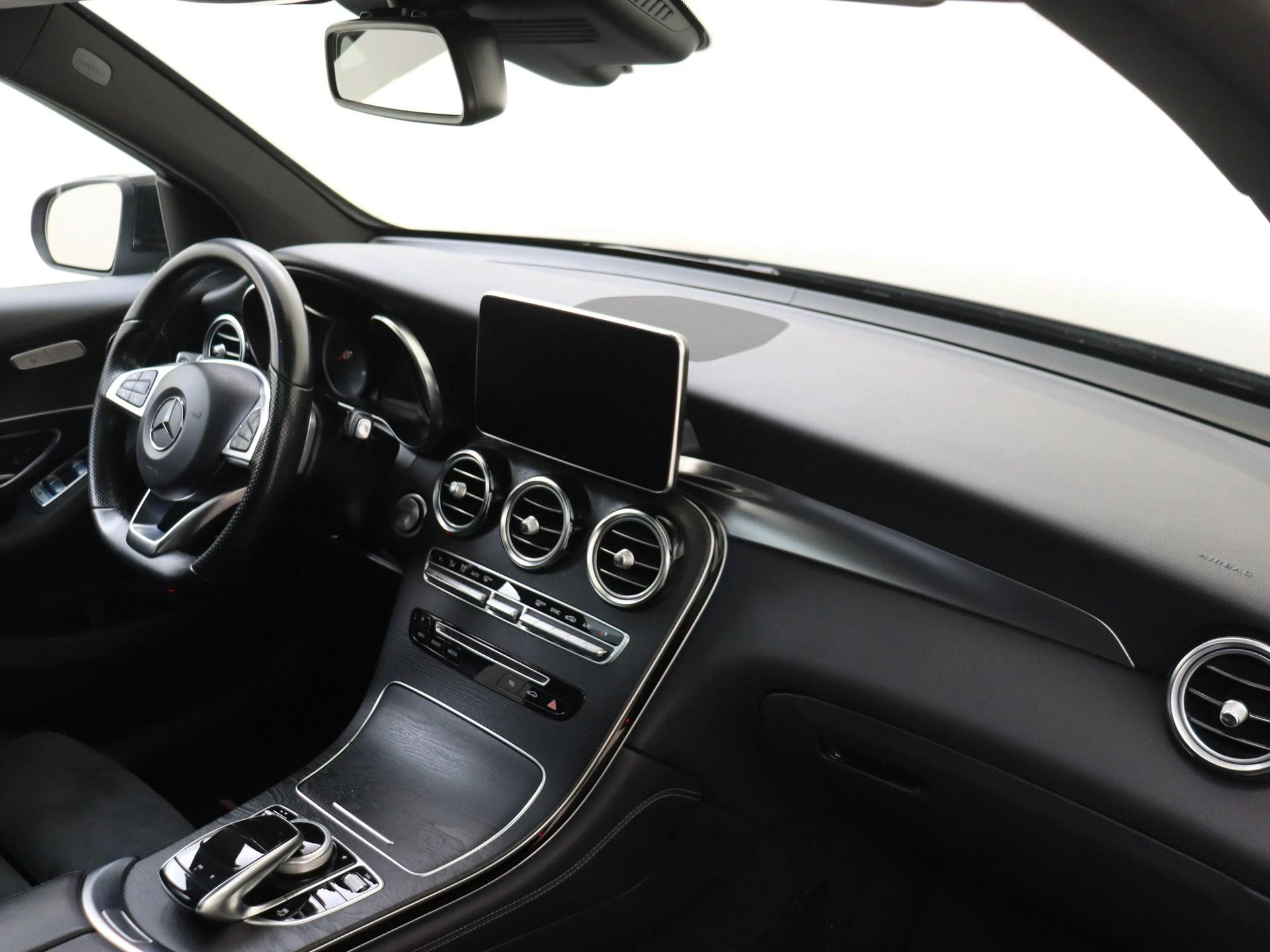 Mercedes-Benz-GLC-image-10