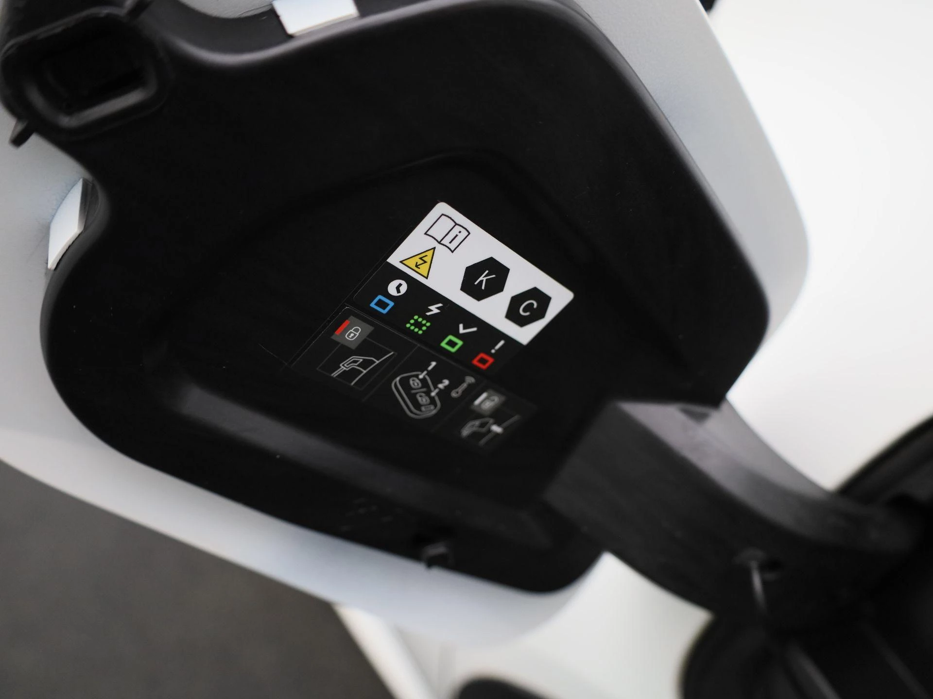 Peugeot-e-208-image-13