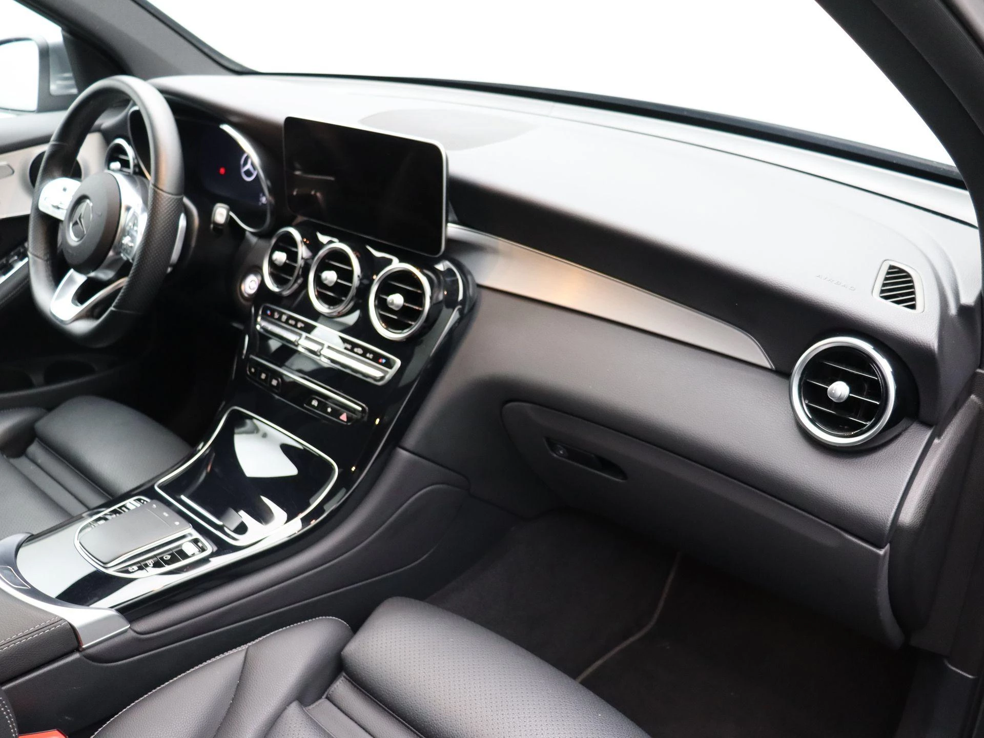 Mercedes-Benz-GLC-image-19