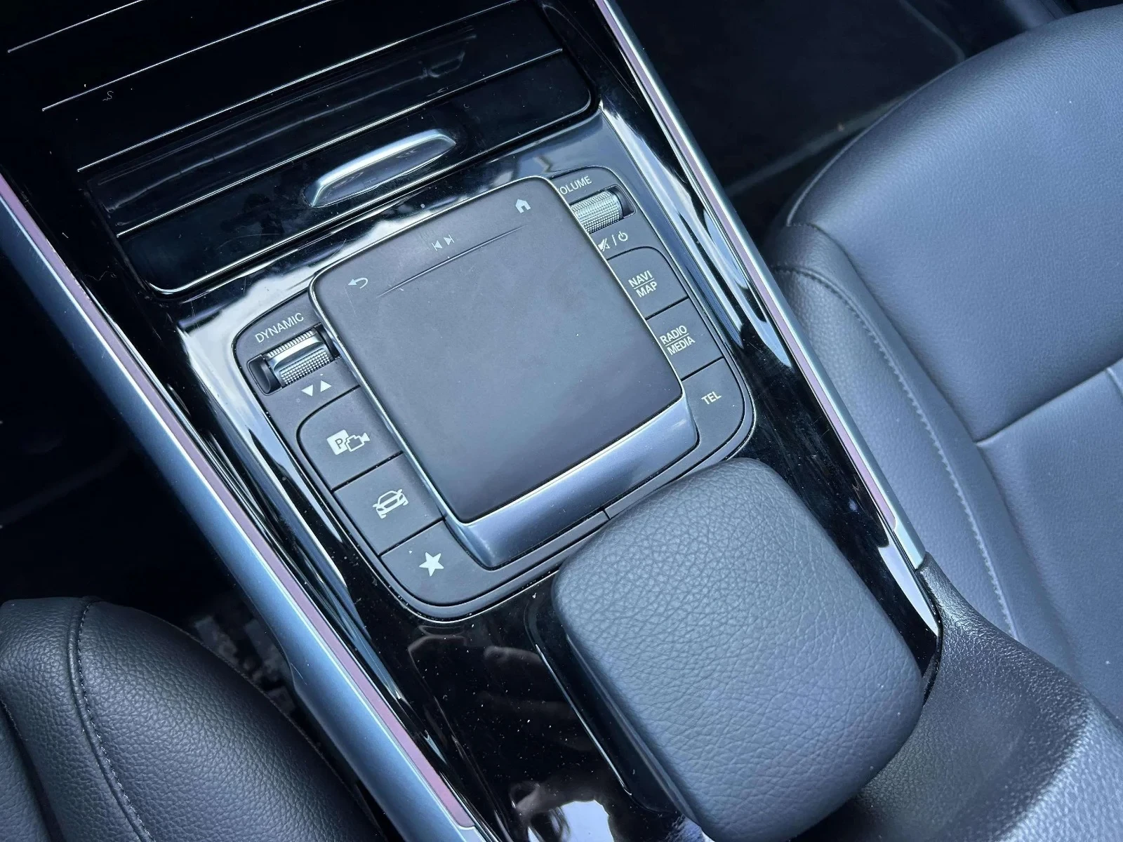 Mercedes-Benz-EQB-image-13