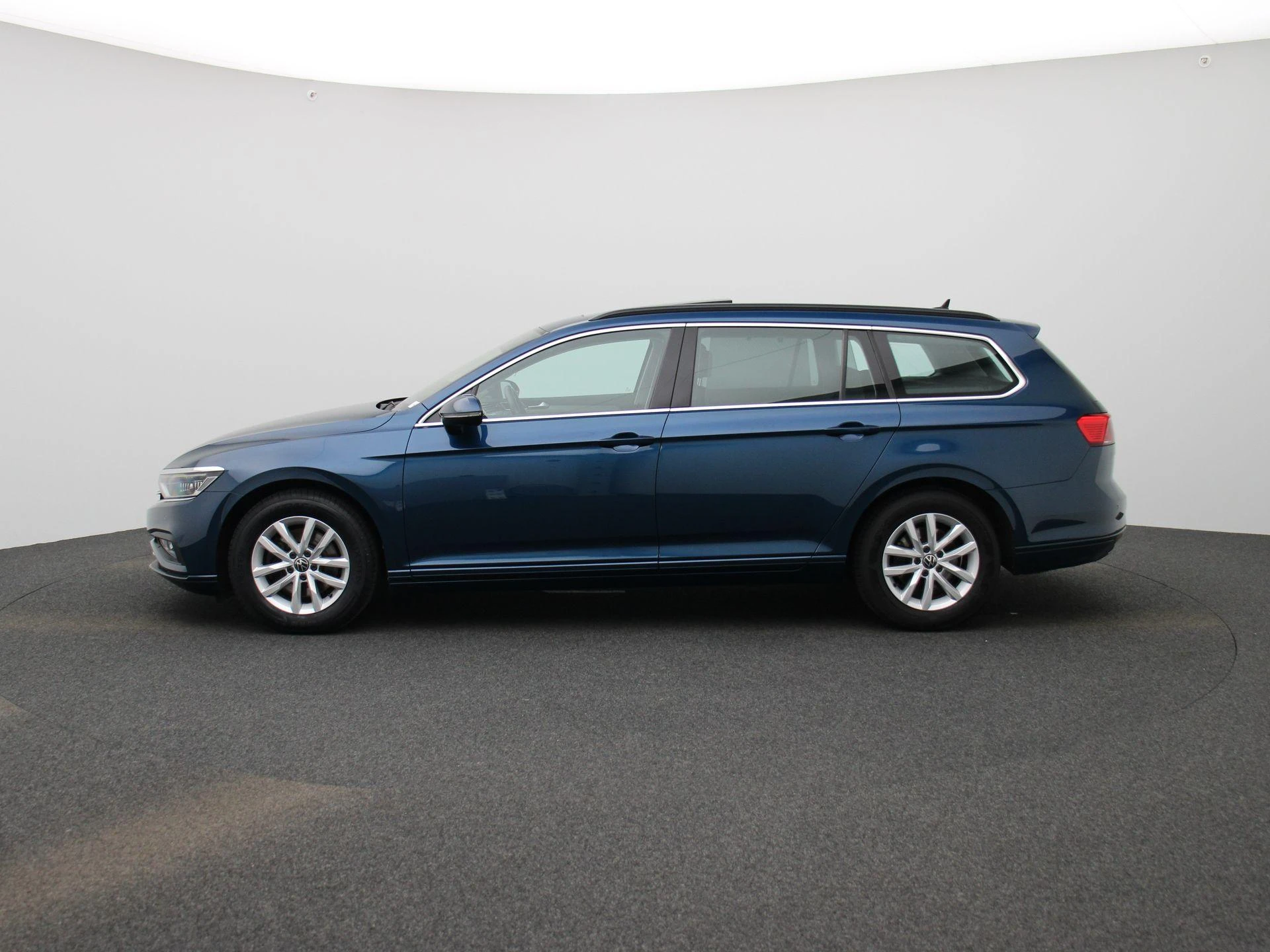 Volkswagen-Passat-image-3