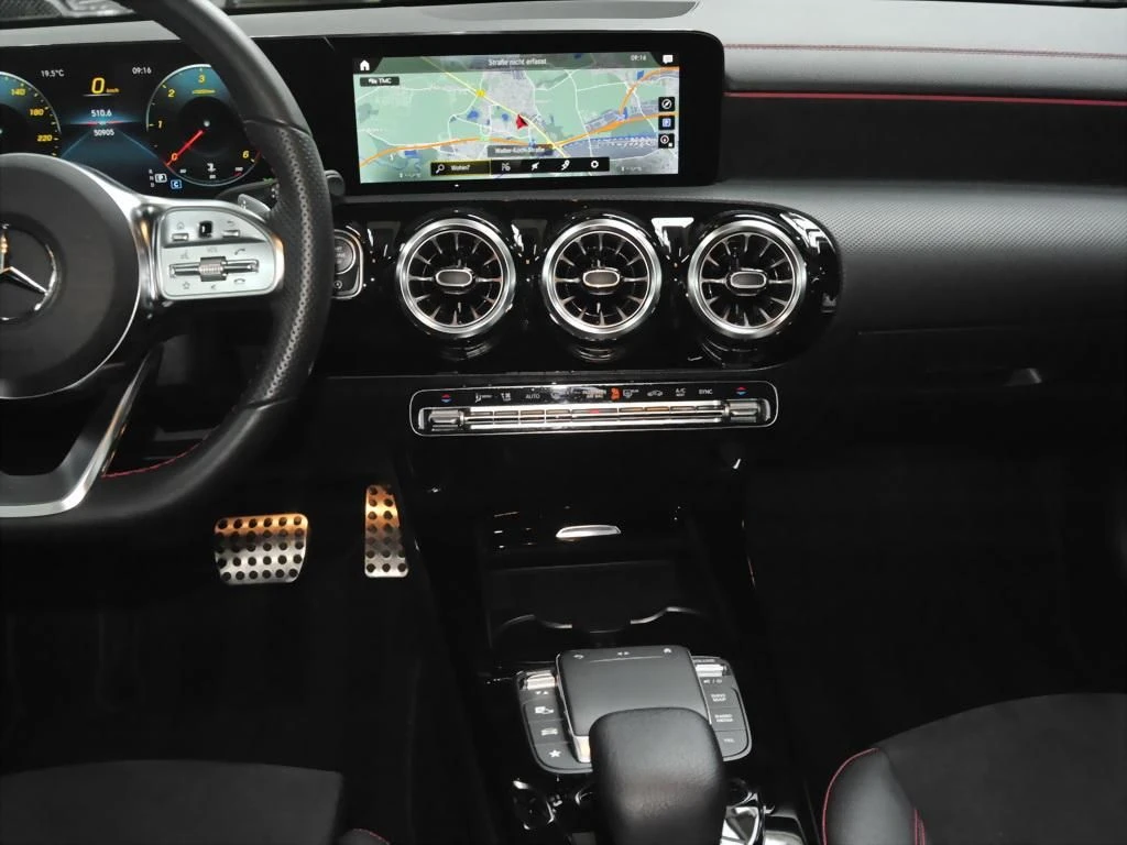 Mercedes-Benz-CLA 220 d-image-10