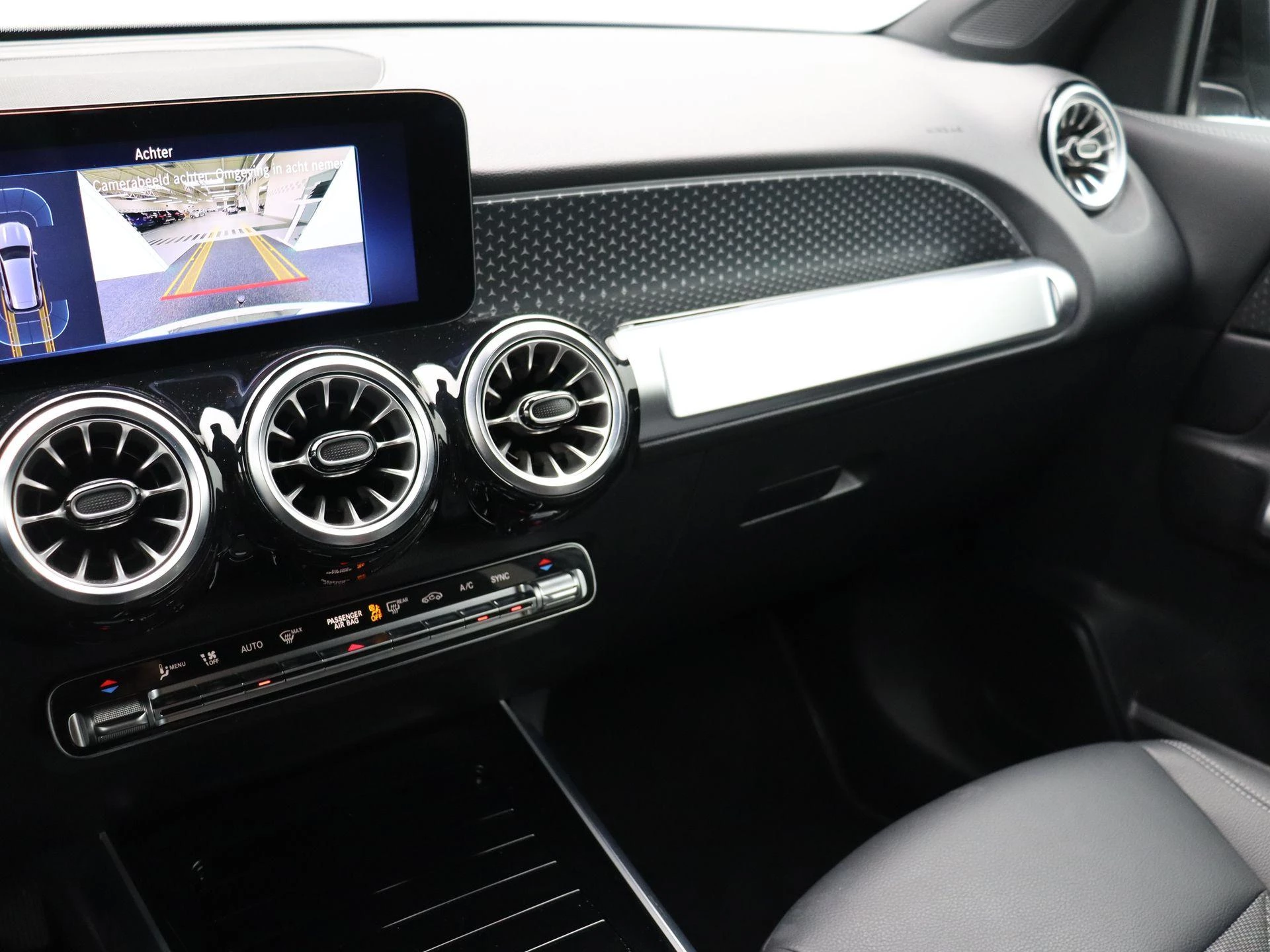 Mercedes-Benz GLB 180 Luxury Line + CARPLAY + TREKHAAK + NIGHTPAKKET +