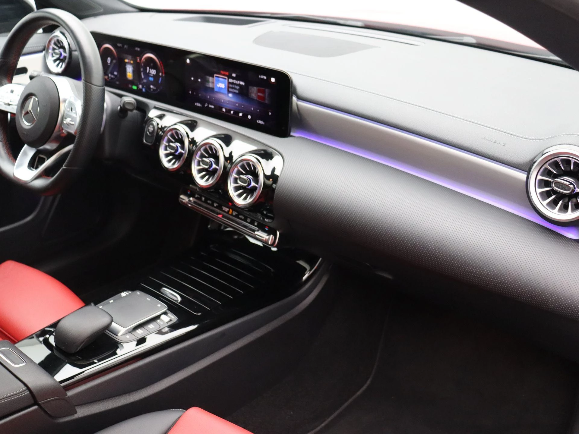 Mercedes-Benz CLA 250 e AMG Line + LEDER + CARPLAY + PANO DAK + HEAD UP + MULTIBEAM